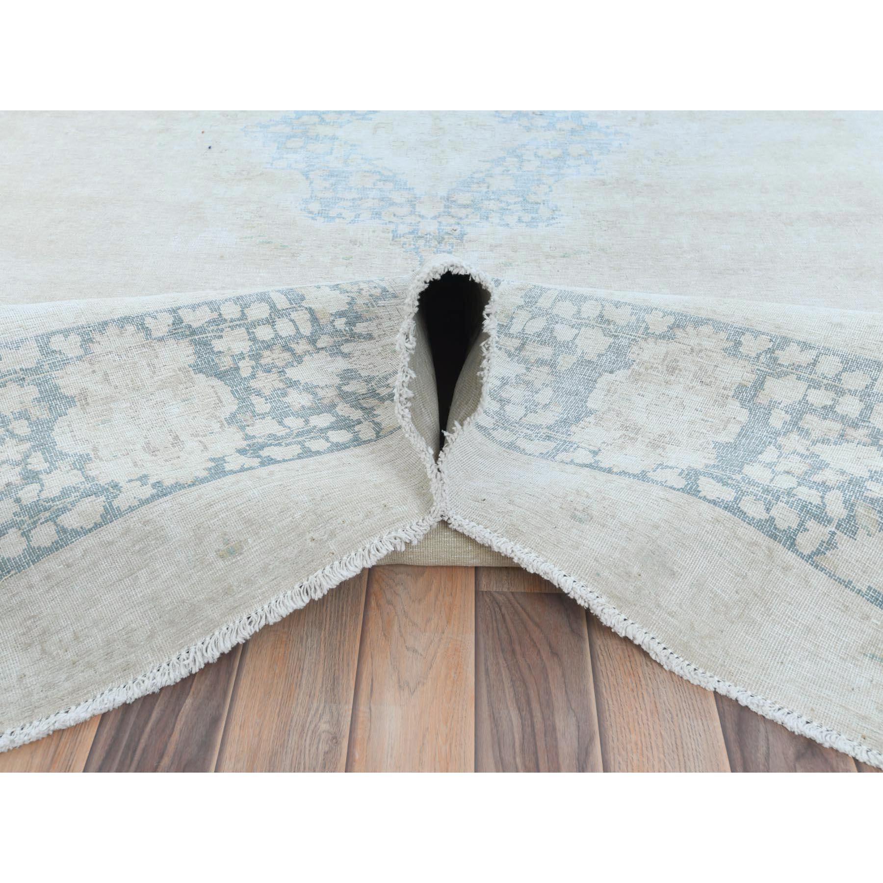 Tappeto beige Old Persian Kerman annodato a mano in lana sottile e usurata, con segni di usura In condizioni buone in vendita a Carlstadt, NJ