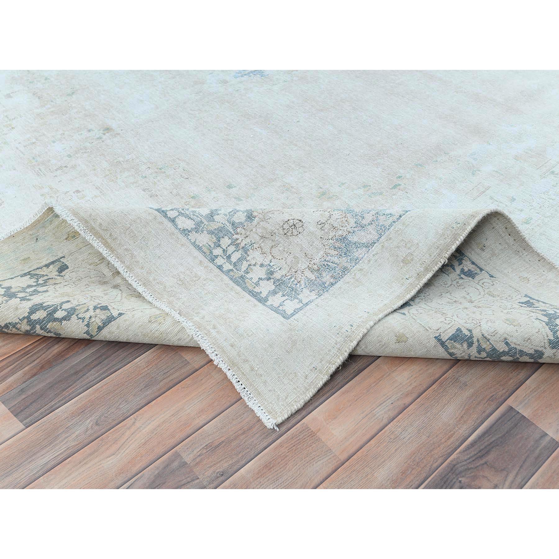 Metà XX secolo Tappeto beige Old Persian Kerman annodato a mano in lana sottile e usurata, con segni di usura in vendita