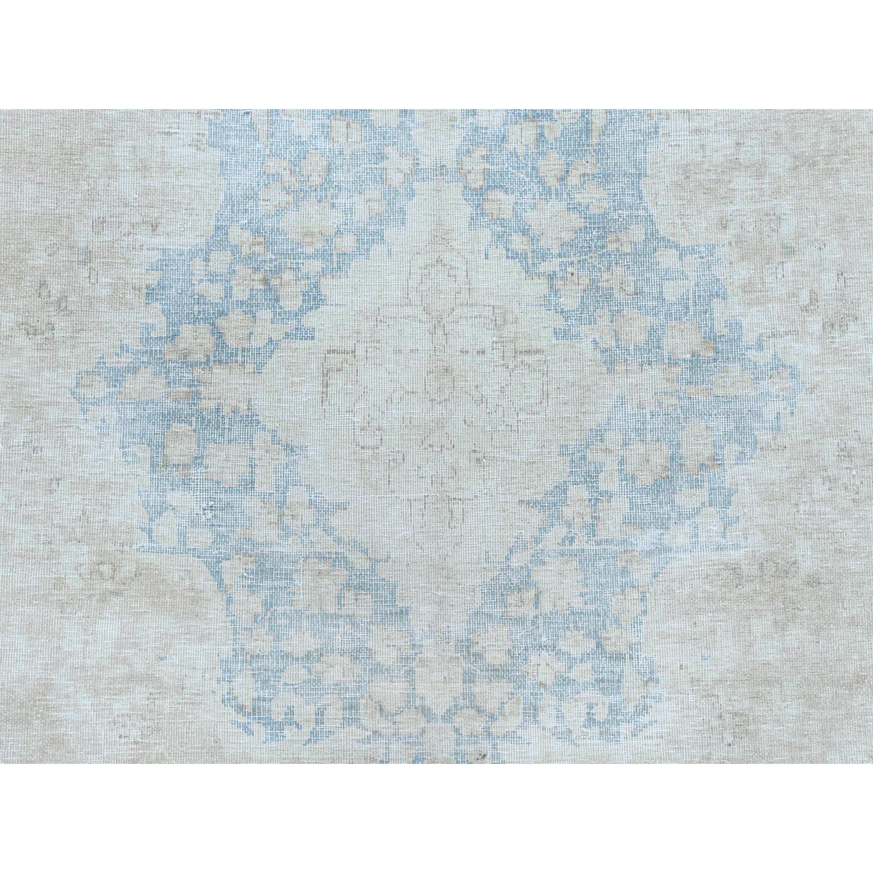 Tappeto beige Old Persian Kerman annodato a mano in lana sottile e usurata, con segni di usura in vendita 1