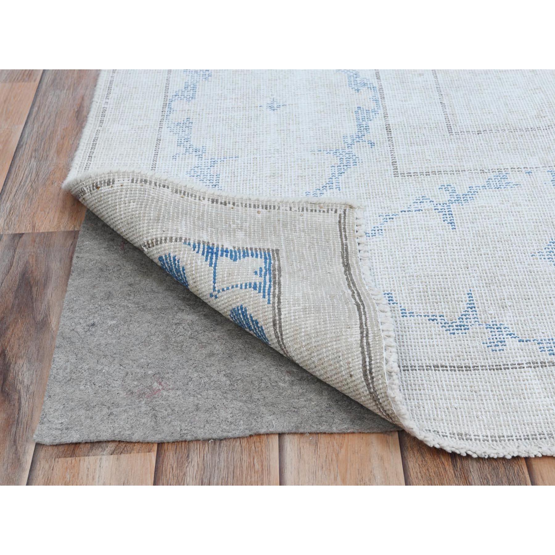 Handgeknüpfter, getragener, alter persischer Kerman Shabby Chic-Wollteppich im Used-Stil in Beige im Zustand „Gut“ im Angebot in Carlstadt, NJ