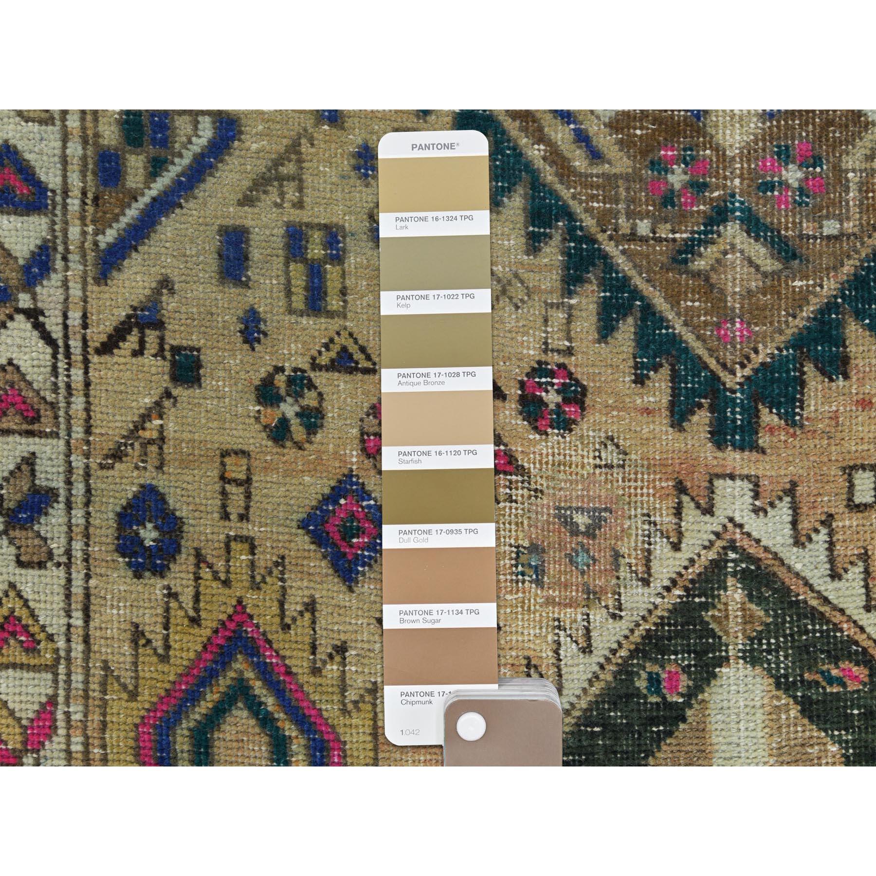 Perse Tapis de couloir beige Serab persan d'aspect rustique, usé à la main, 3'9