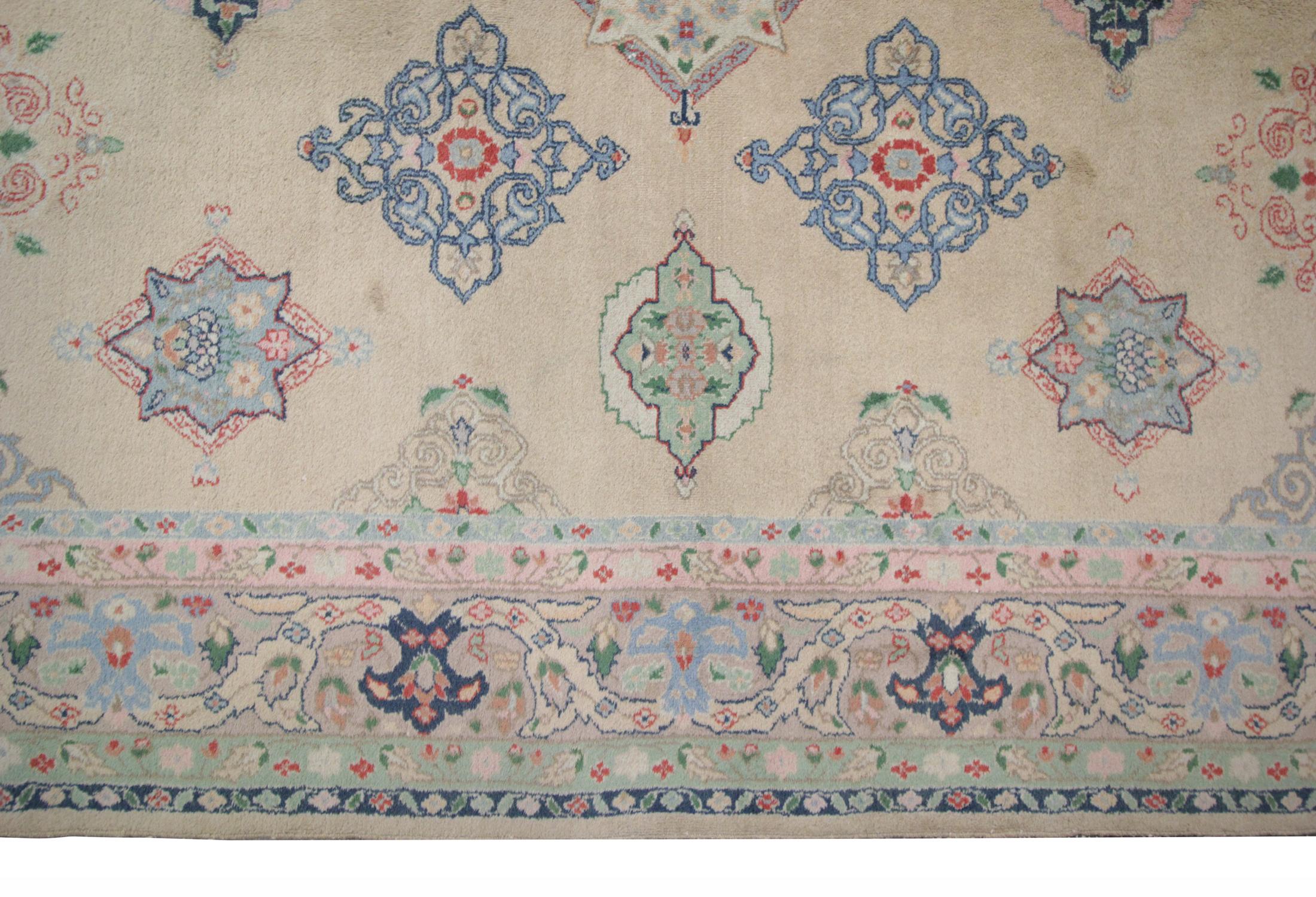 Sculpté à la main Tapis de salon indien fait main CHR83 beige d'inspiration orientale en vente