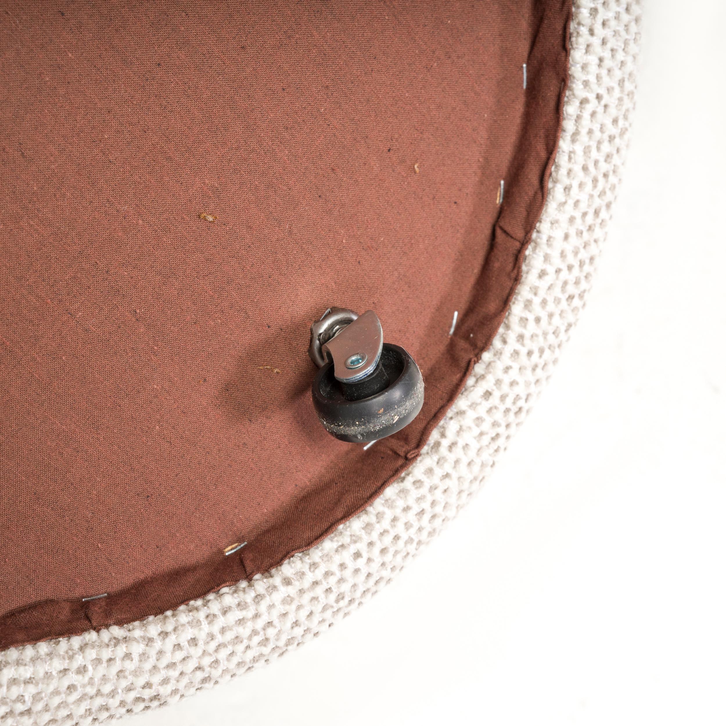 Ovaler Waschtischhocker aus Stoff in Beige mit Rädern  (21. Jahrhundert und zeitgenössisch) im Angebot