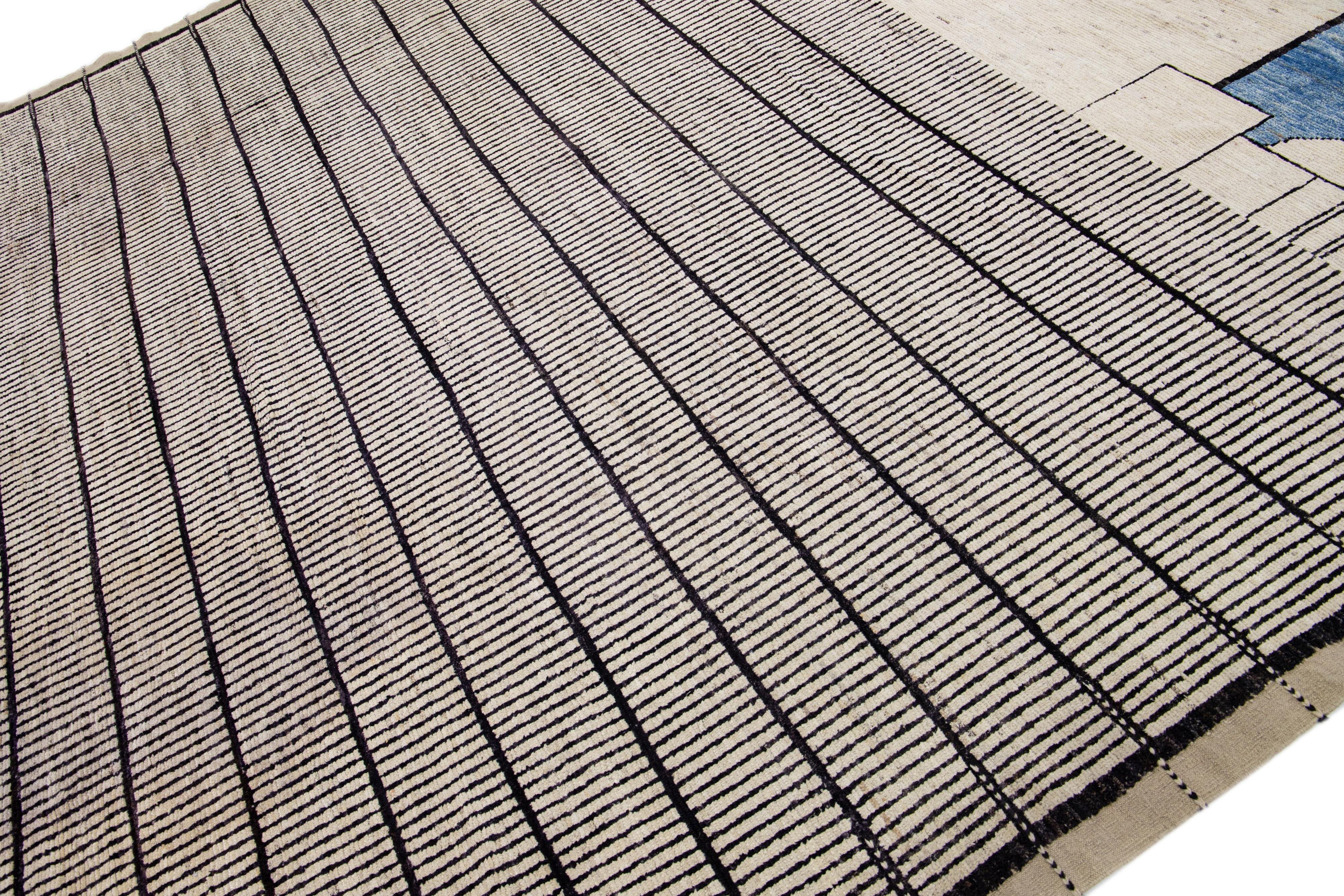 Moderne Tapis surdimensionné en laine de style marocain beige, fabriqué à la main avec un motif géométrique moderne en vente