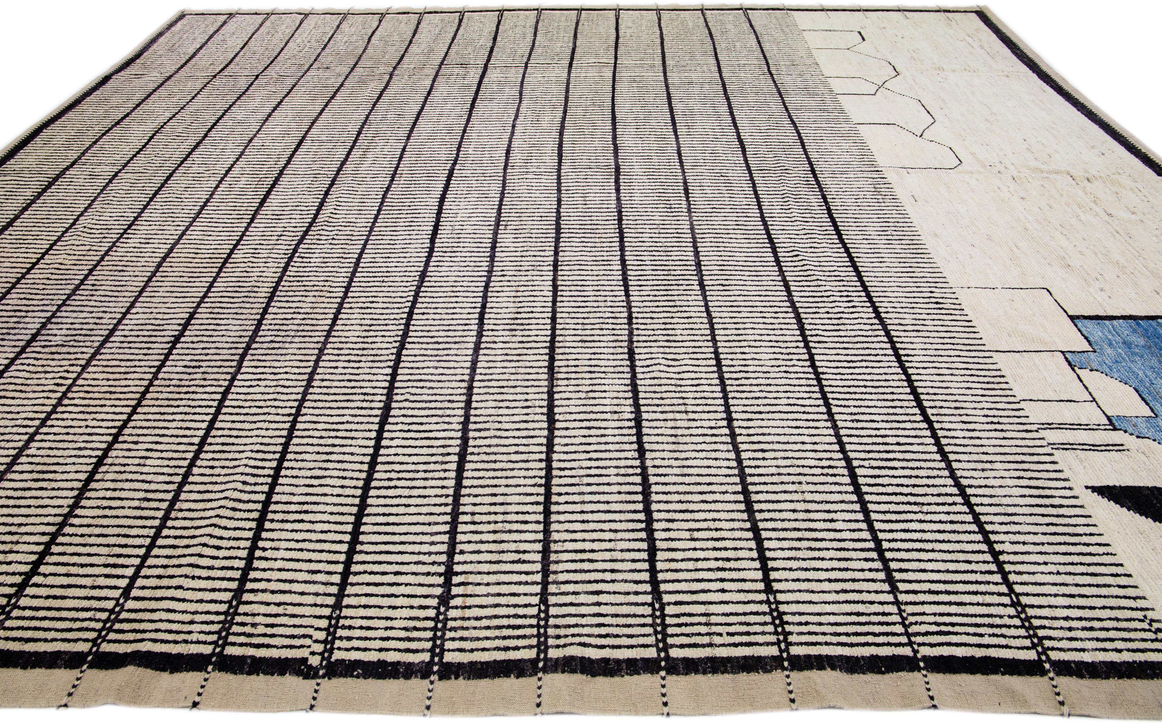 Afghan Tapis surdimensionné en laine de style marocain beige, fabriqué à la main avec un motif géométrique moderne en vente