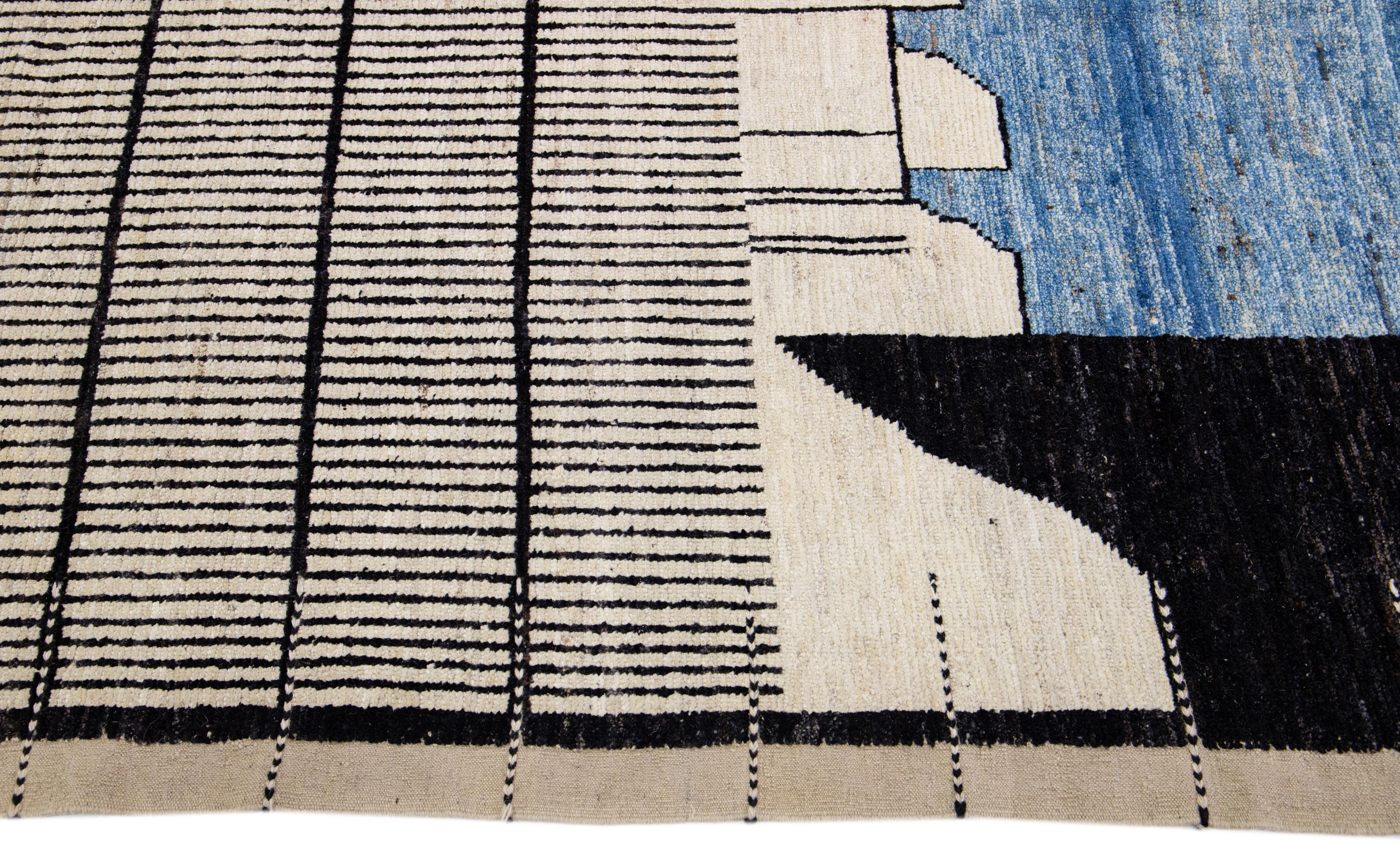 Noué à la main Tapis surdimensionné en laine de style marocain beige, fabriqué à la main avec un motif géométrique moderne en vente
