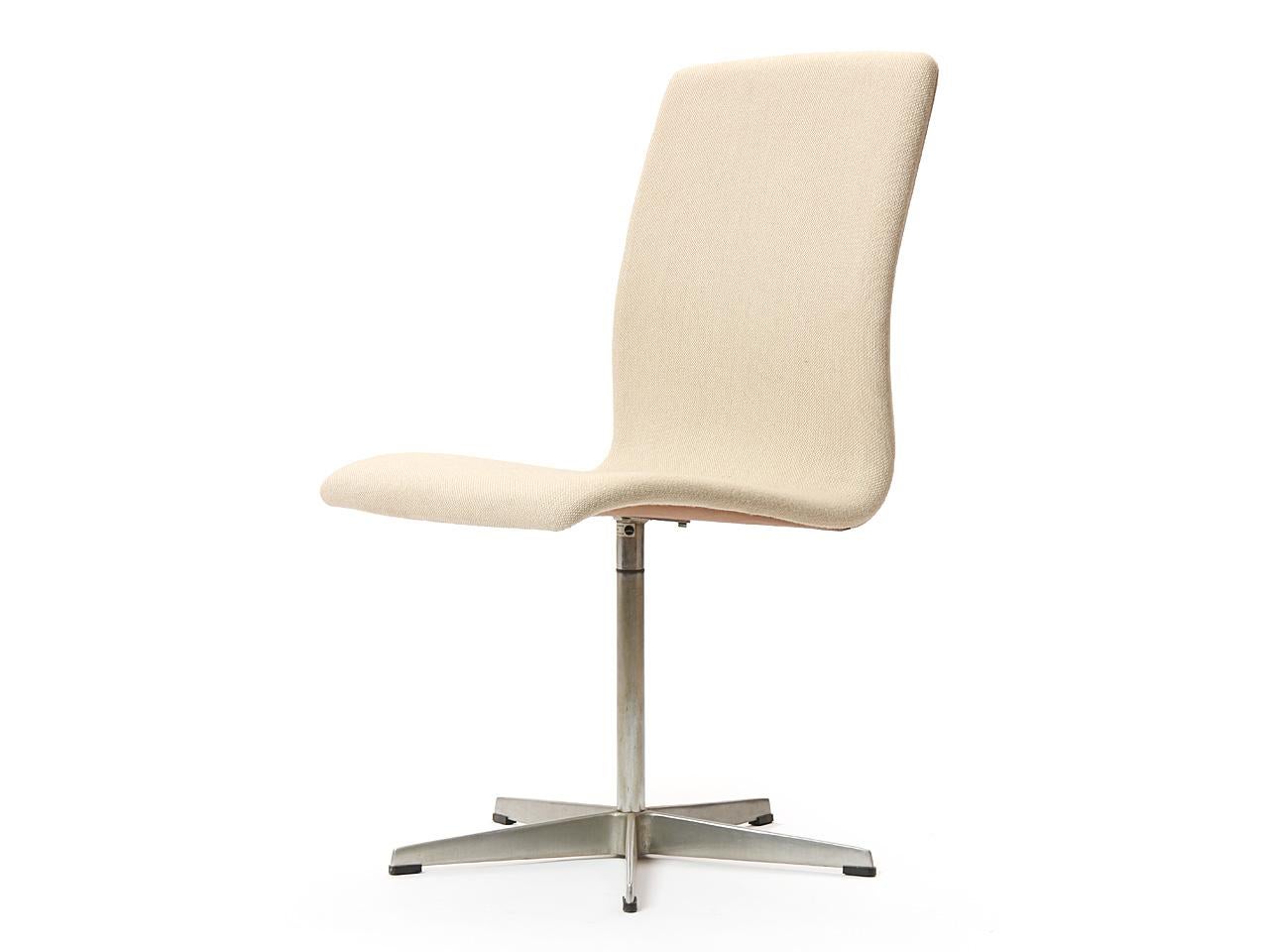 Ein skandinavisch-moderner 'Oxford'-Stuhl mit beiger Polsterung und niedriger Rückenlehne auf einem Fünfpunktfuß aus Aluminiumguss. Entworfen von Arne Jacobsen, hergestellt von Fritz Hansen, Dänemark, 1965.  Der angegebene Preis gilt pro Stuhl.
