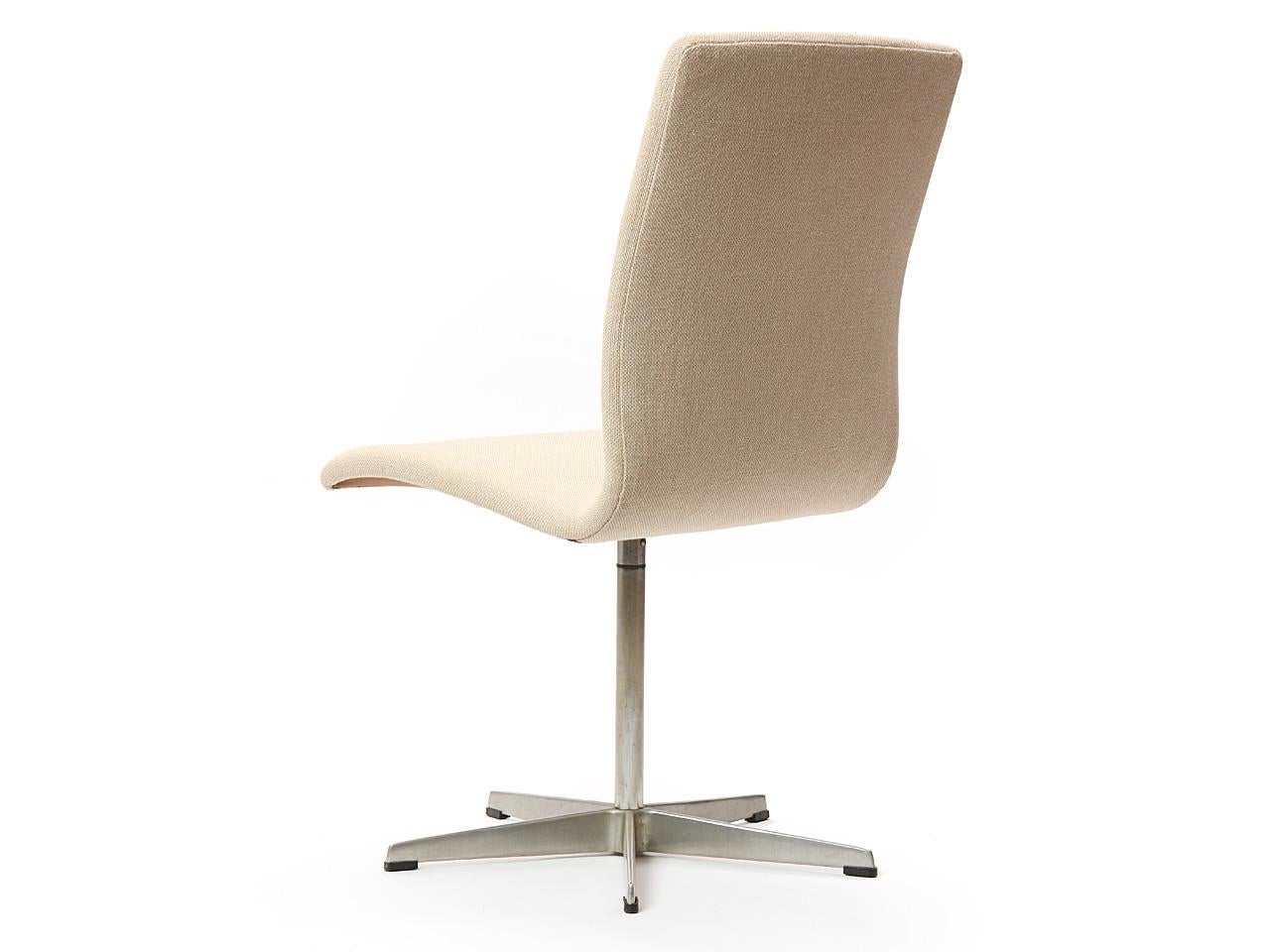 Scandinavian Modern 1965 'Oxford' Chair by Arne Jacobsen for Fritz Hansen in Original Beige Wool  For Sale