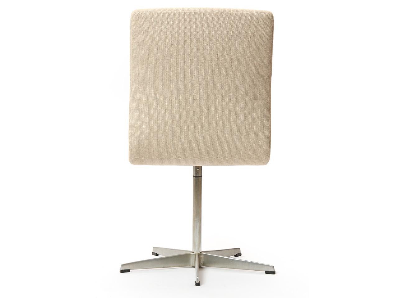 1965 „Oxford“-Stuhl von Arne Jacobsen für Fritz Hansen aus beigefarbener Originalwolle  im Zustand „Gut“ im Angebot in Sagaponack, NY