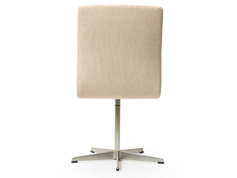 1965 'Oxford' Chair by Arne Jacobsen for Fritz Hansen in Original Beige Wool  In Good Condition For Sale In Sagaponack, NY