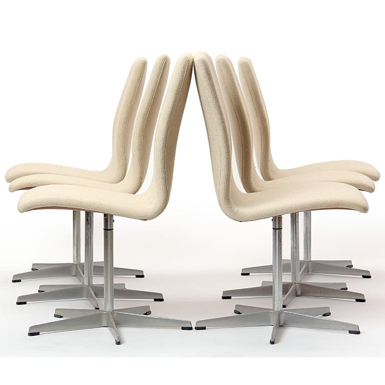 1965 'Oxford' Chair by Arne Jacobsen for Fritz Hansen in Original Beige Wool  In Good Condition For Sale In Sagaponack, NY