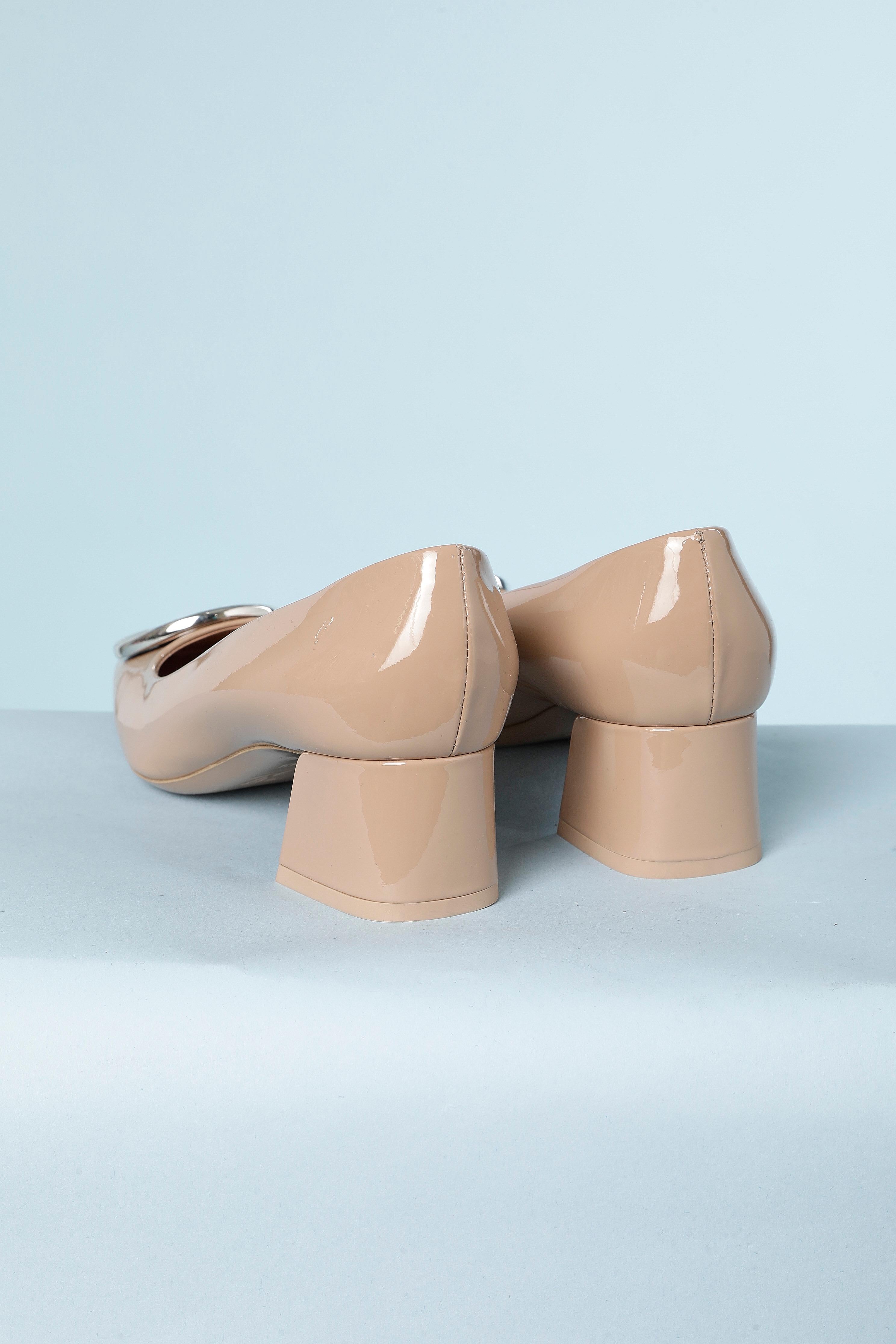 Zapato de salón de charol beige con metal dorado y plateado de la marca Louis Vuitton NUEVO Marrón en venta