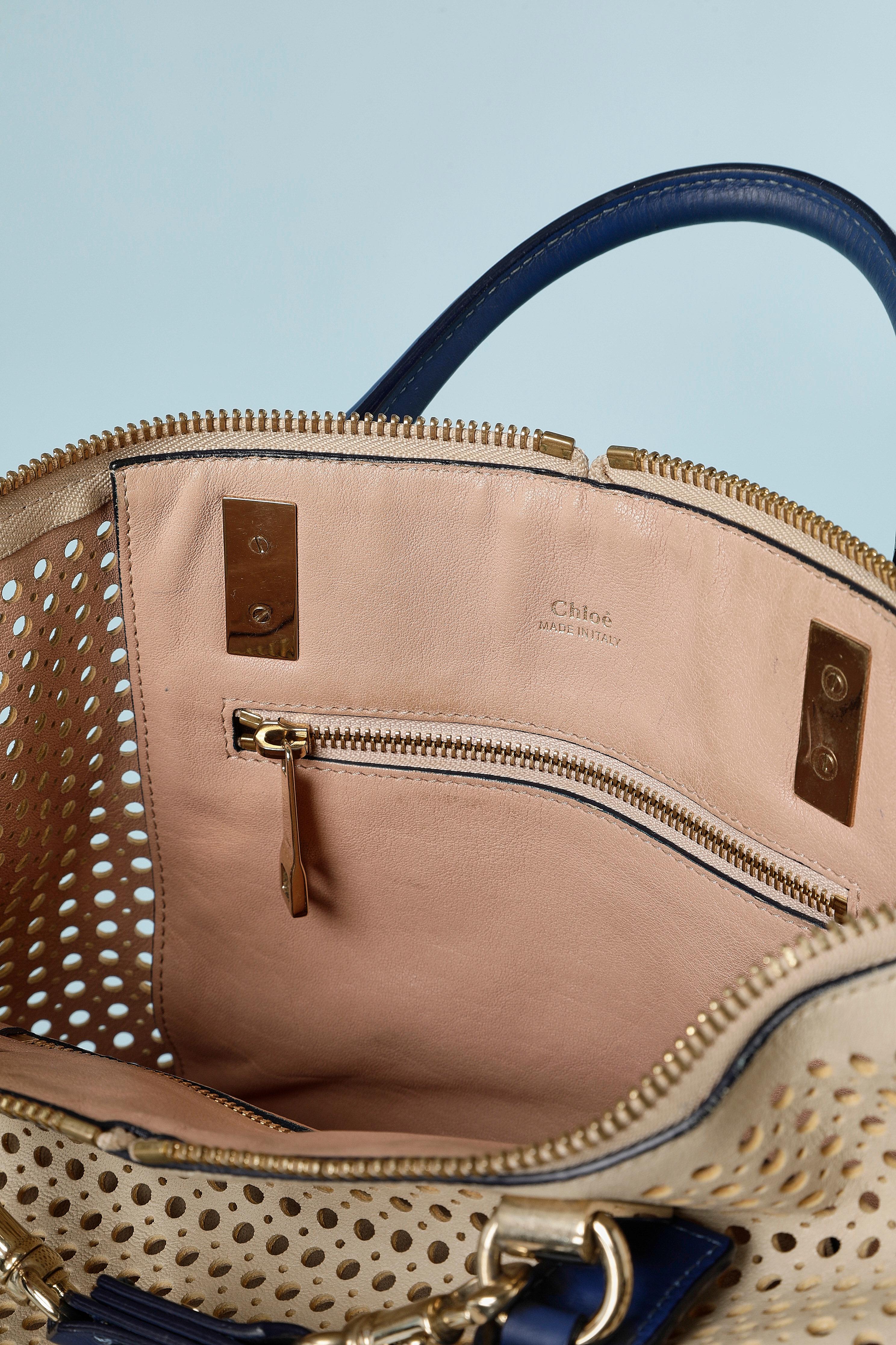 Beige perforated leather bag with blue leather handle and bottom Chloé  In Good Condition For Sale In Saint-Ouen-Sur-Seine, FR