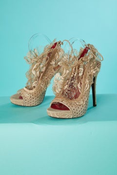 Beigefarbene Sandalen aus perforiertem Wildleder und Spitze mit offener Spitze  Cesare Piaciotti