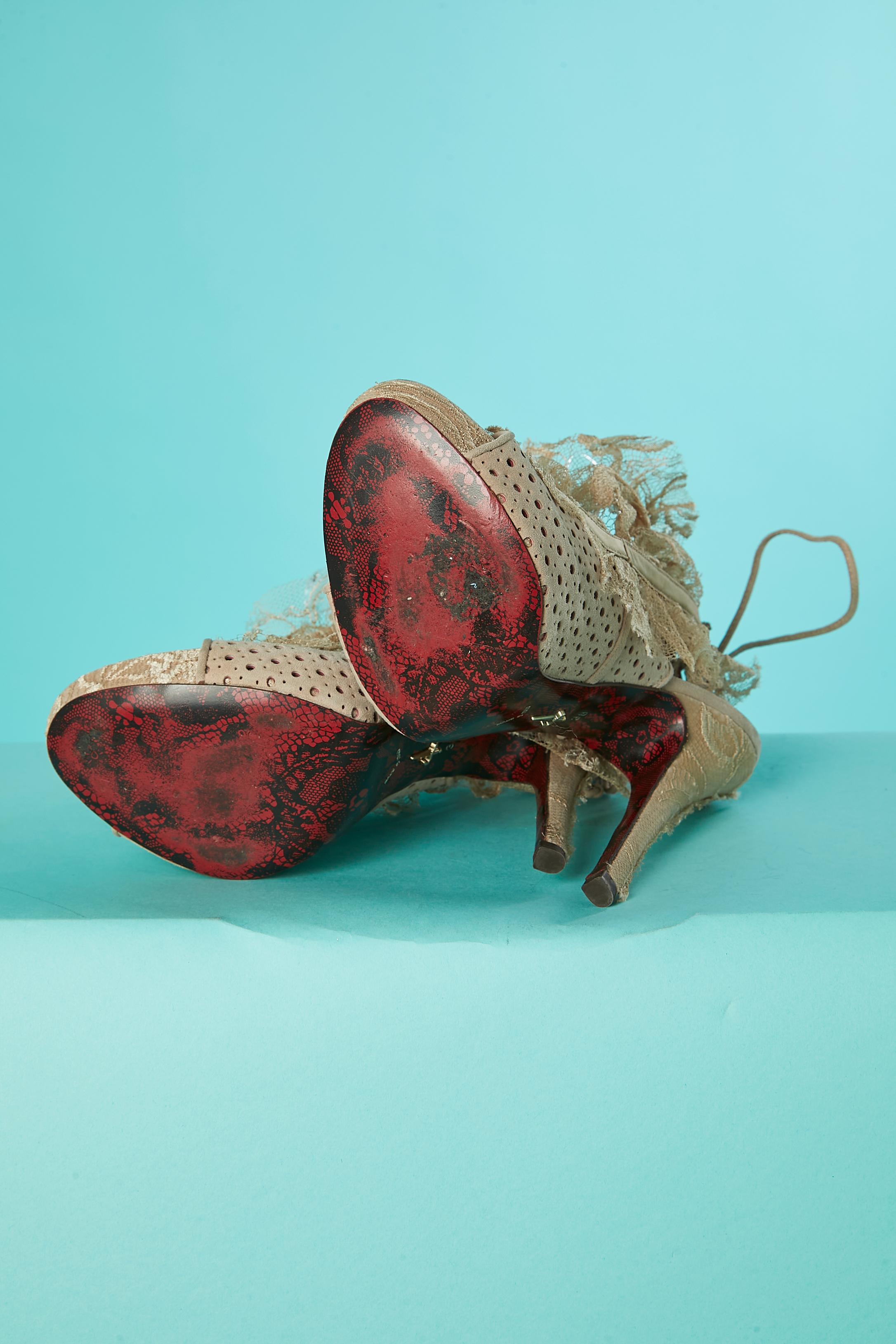 Beigefarbene Sandalen aus perforiertem Wildleder und Spitze mit offener Spitze  Cesare Piaciotti  Damen im Angebot