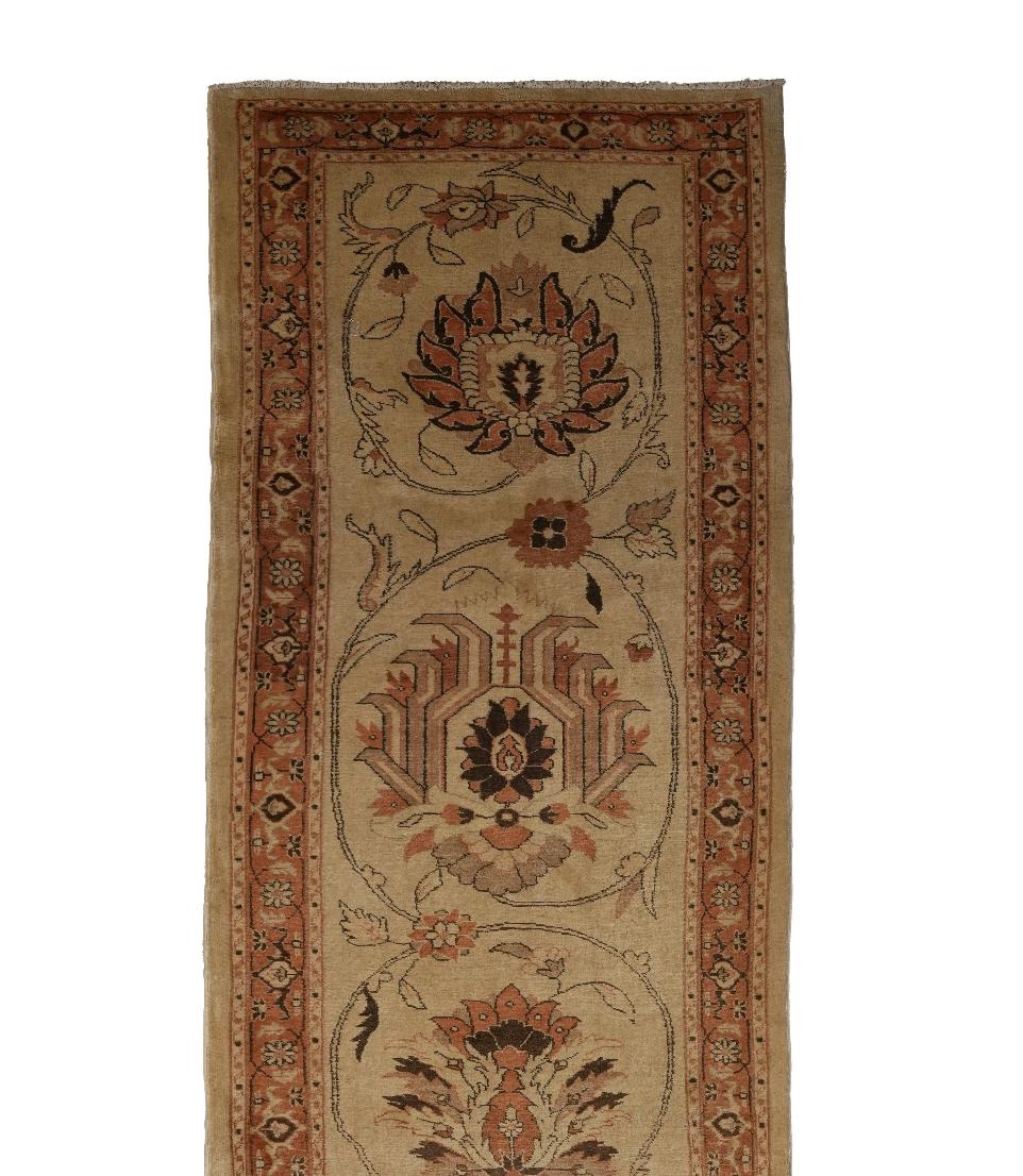 Inizio XX secolo Beige Persian Wool Hand Knotted Runner 3 ft x 23 ft , Desert Medallion Elegance in vendita