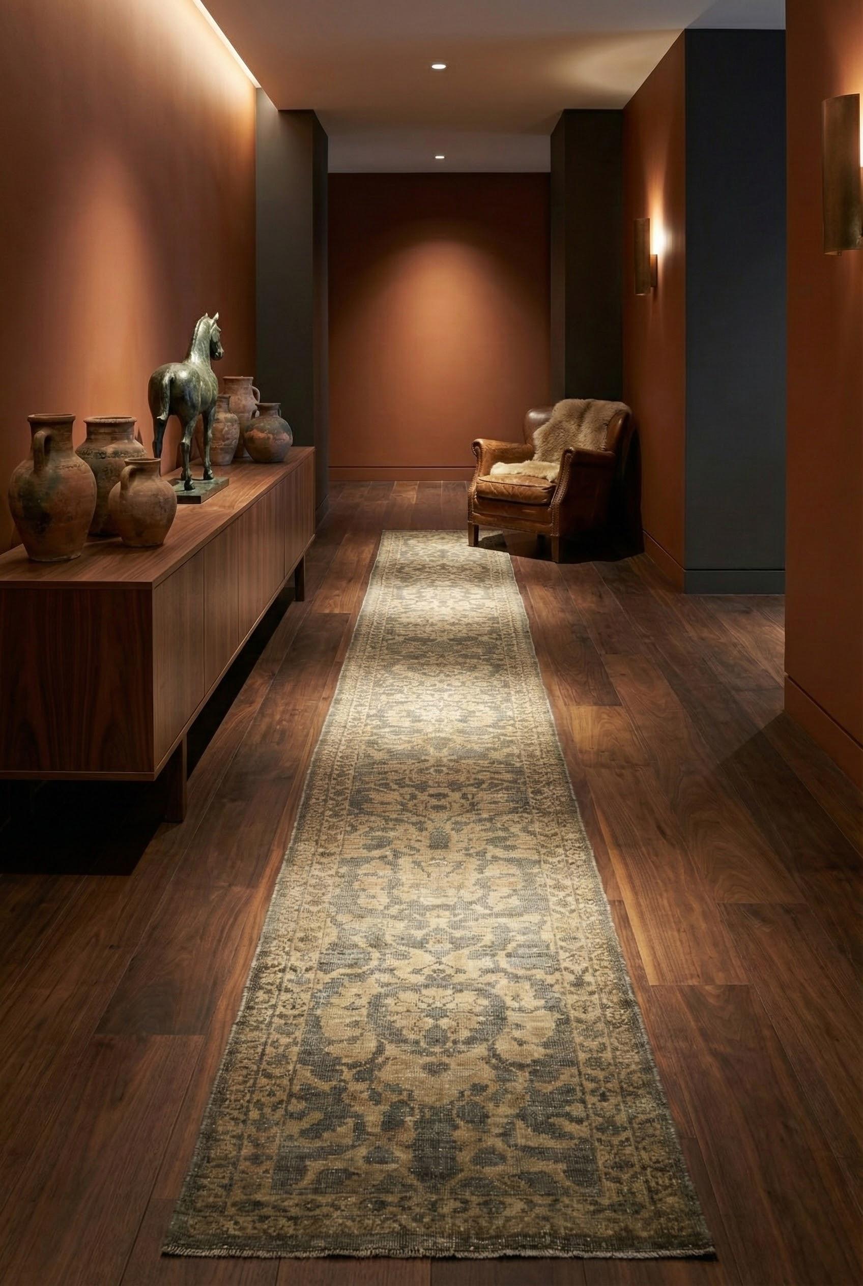 Sultanabad Tapis de course beige en laine persane nouée à la main 2 ft x 20 ft, Parchment Sage Harmony en vente