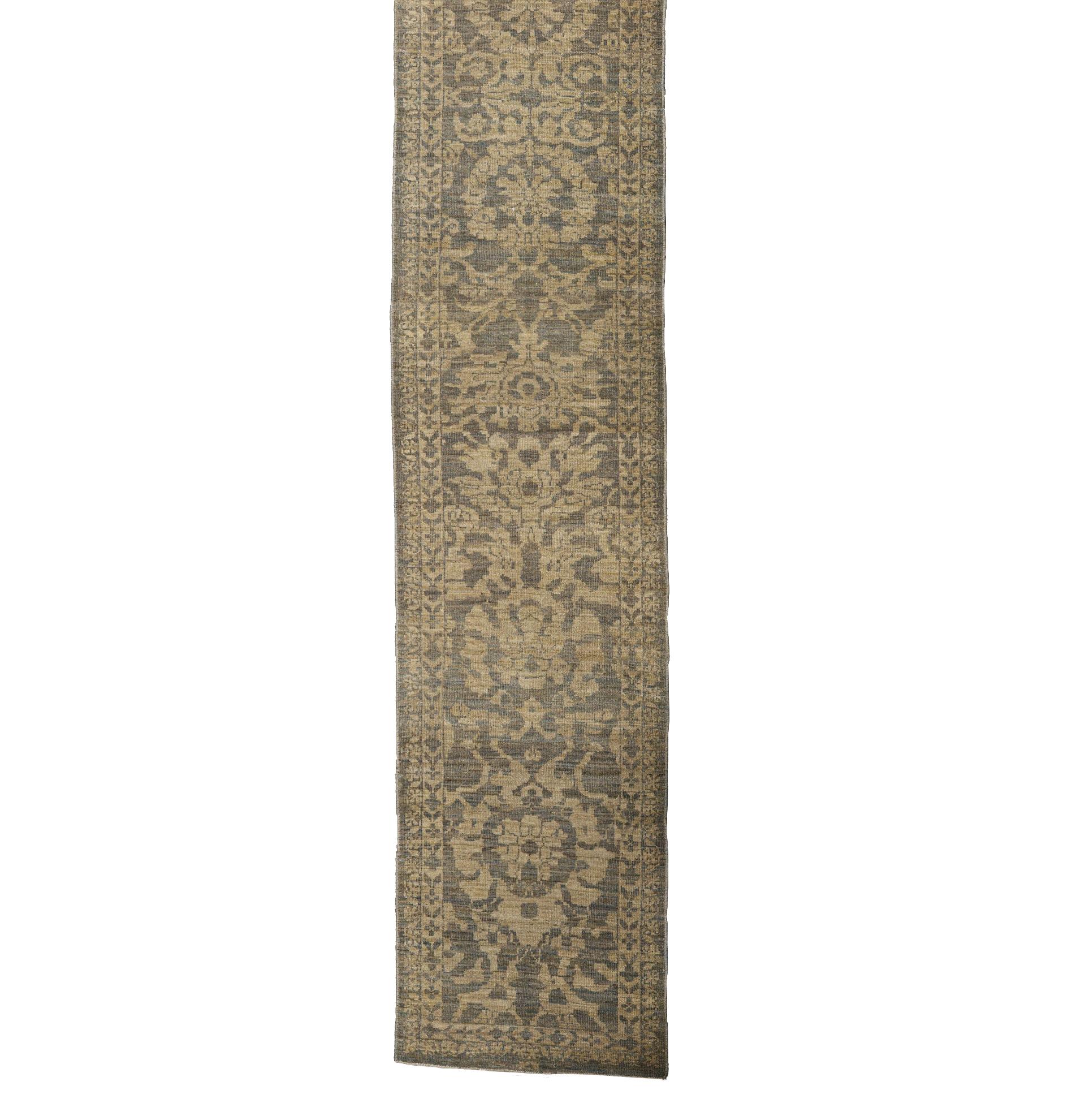 Tissé à la main Tapis de course beige en laine persane nouée à la main 2 ft x 20 ft, Parchment Sage Harmony en vente
