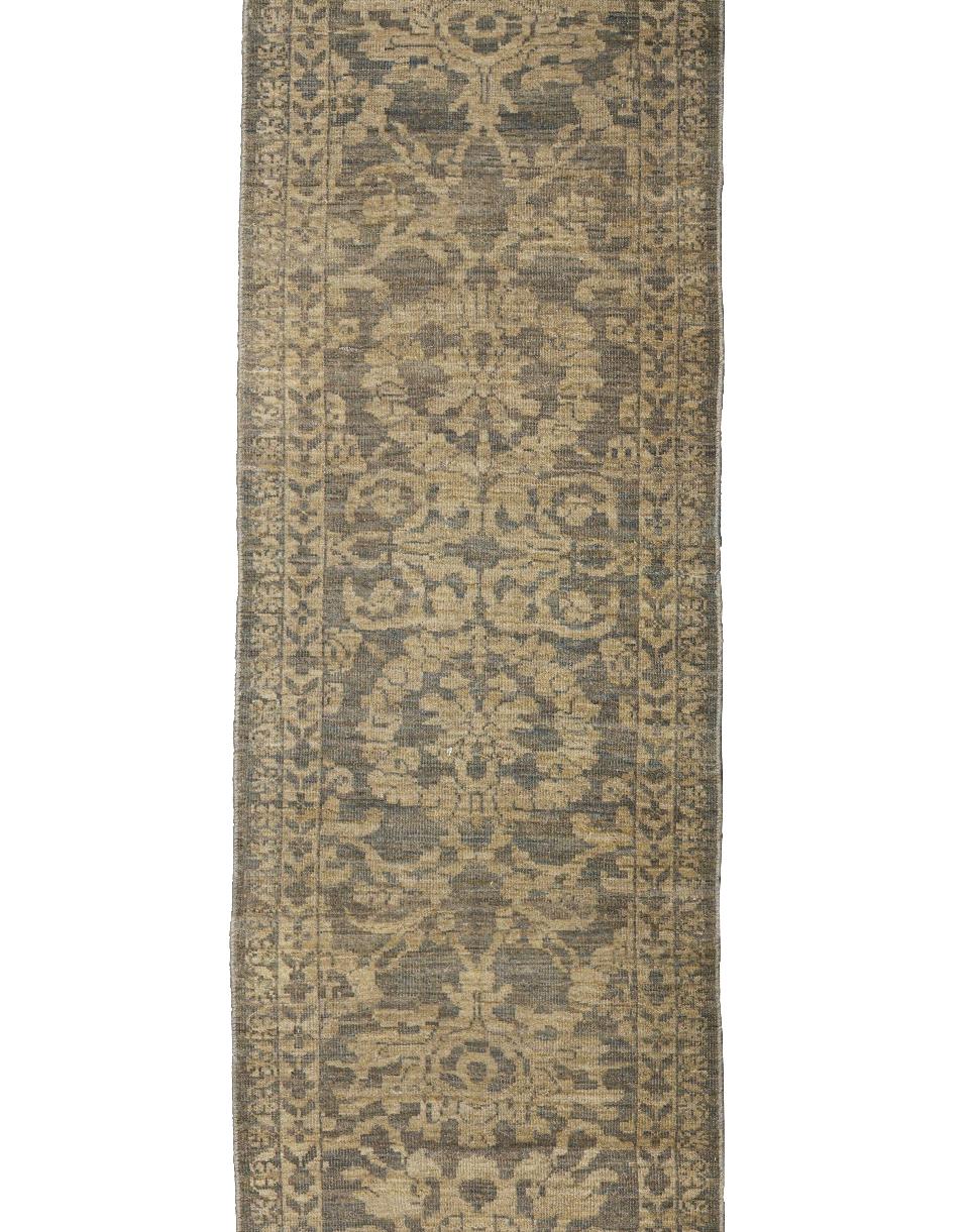 Tapis de course beige en laine persane nouée à la main 2 ft x 20 ft, Parchment Sage Harmony Excellent état - En vente à Dallas, TX