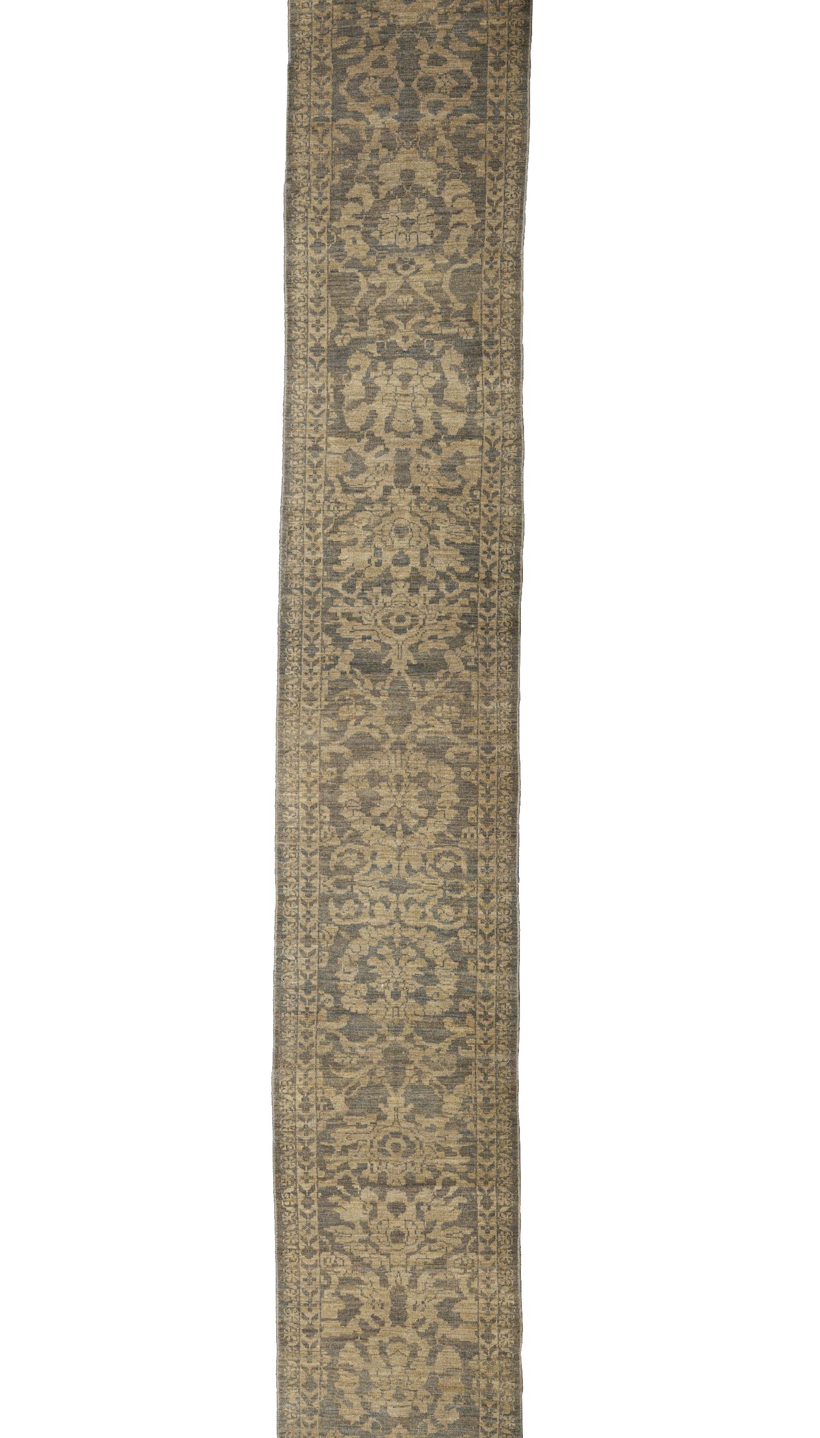 Fin du 20e siècle Tapis de course beige en laine persane nouée à la main 2 ft x 20 ft, Parchment Sage Harmony en vente