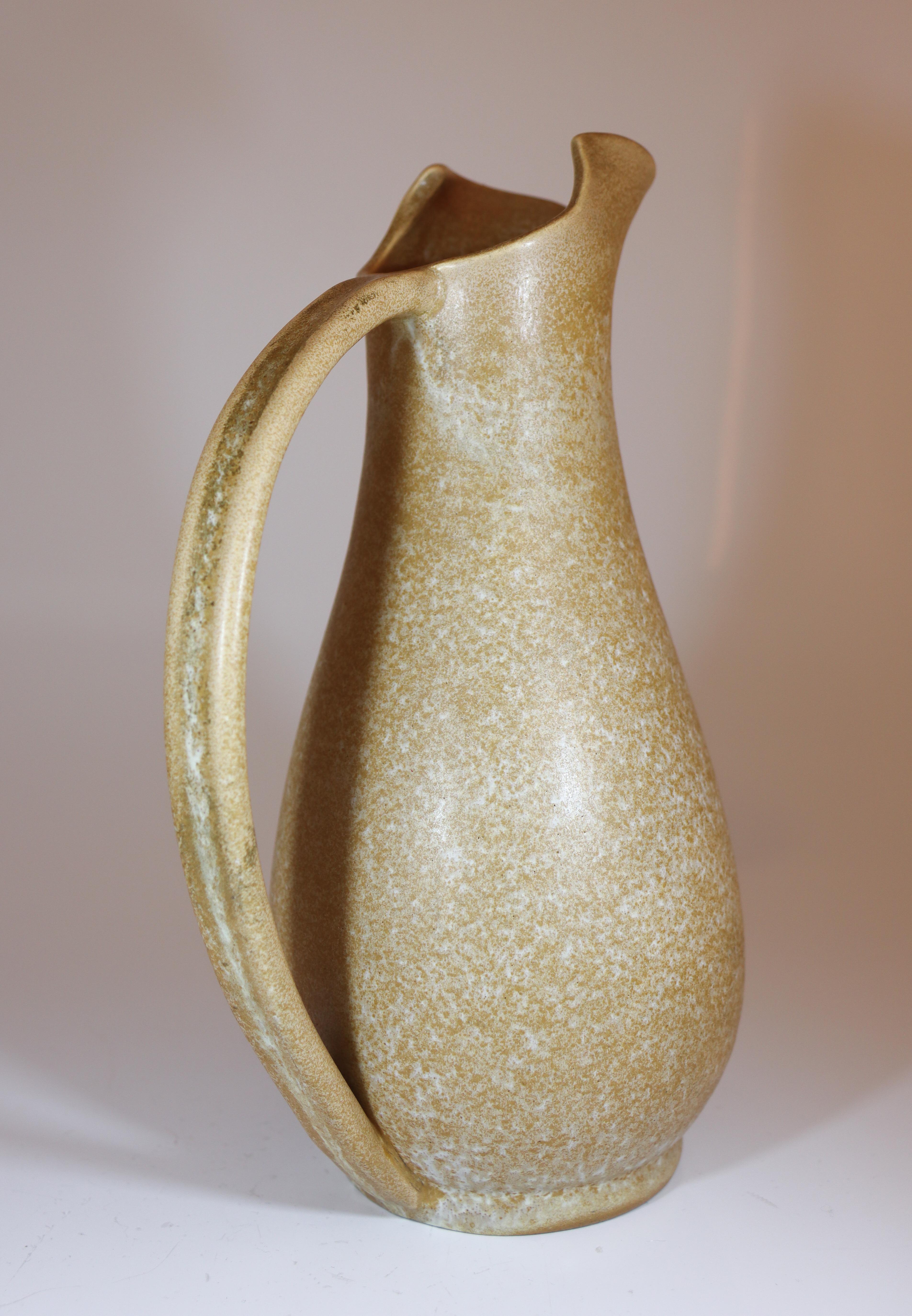 20ième siècle Pichet en céramique beige Ewald Dahlskog des années 1930, Bo Fajans, Suède en vente