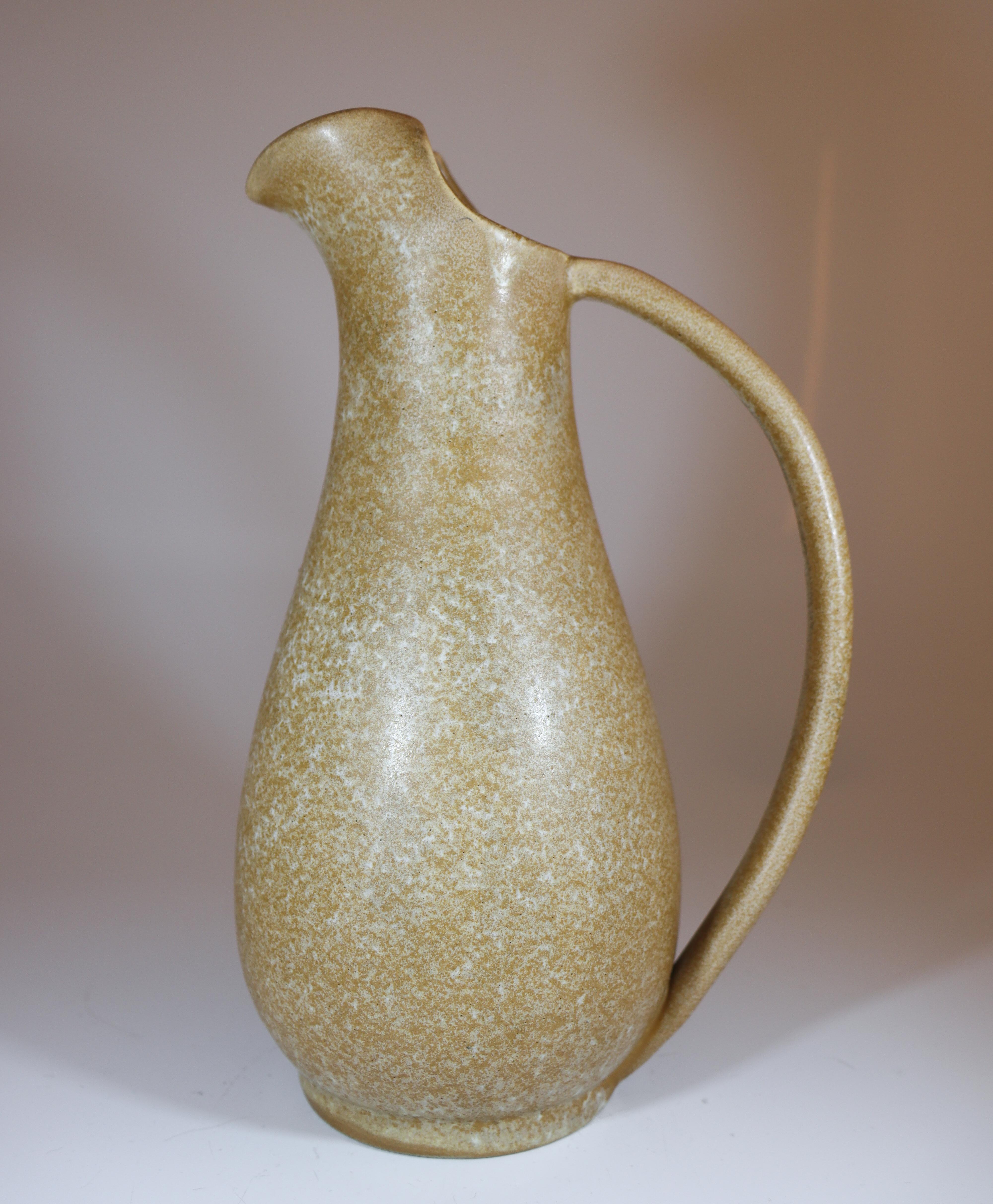 Céramique Pichet en céramique beige Ewald Dahlskog des années 1930, Bo Fajans, Suède en vente