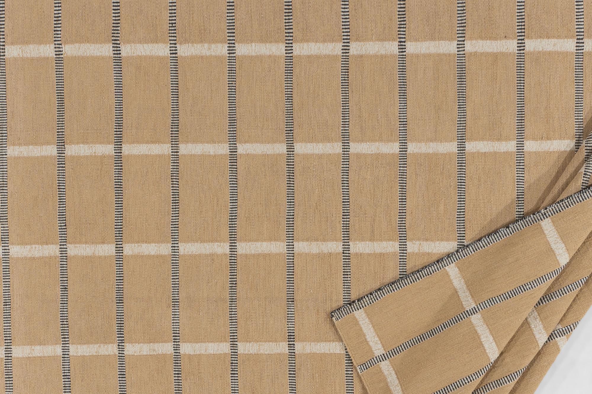 Alfombra de poliéster a cuadros beige para interior y exterior, 9' x 12'. Esta alfombra es adecuada para uso interior o exterior, en tu casa o al aire libre en tu patio o terraza, etc. La alfombra está fabricada con P.E.T., materiales reciclados
