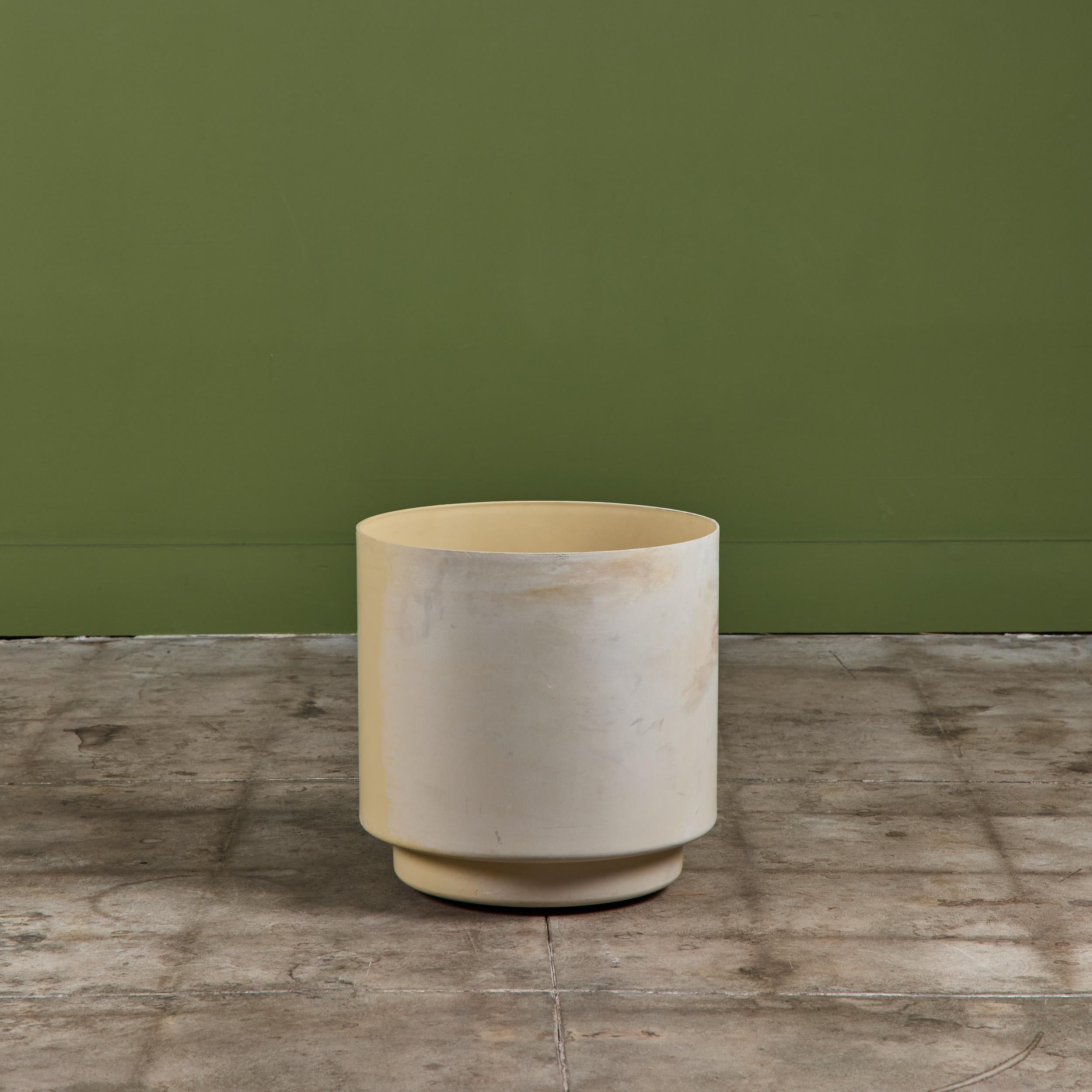 Fioriera della casa di design italiana Kartell, disegnata da Anna Castelli Ferrieri, anni '70 circa, USA. La fioriera beige ha una forma cilindrica in plastica con quattro rotelle sul fondo.
Ne sono disponibili tre, con prezzo