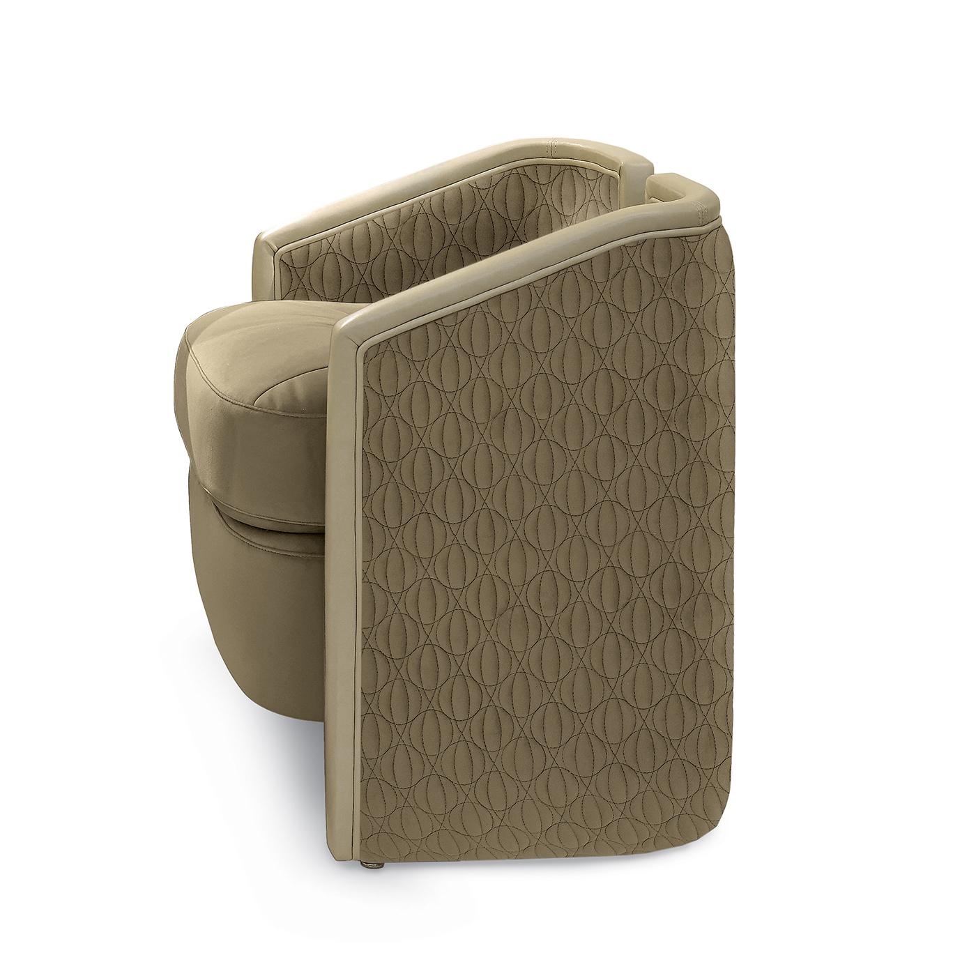 Ce pouf présente une silhouette unique et inventive qui rehaussera le look de tout salon avec une sophistication moderne. Reposant sur une structure en bois, cette pièce est composée de deux coussins et d'un dossier divisé au milieu. Le rembourrage