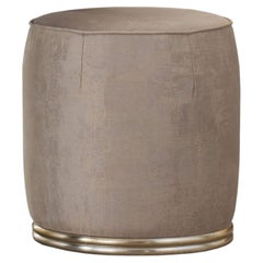 Beiger Pouf mit champagnerfarbenem Holzsockel aus der Studio Privè-Kollektion