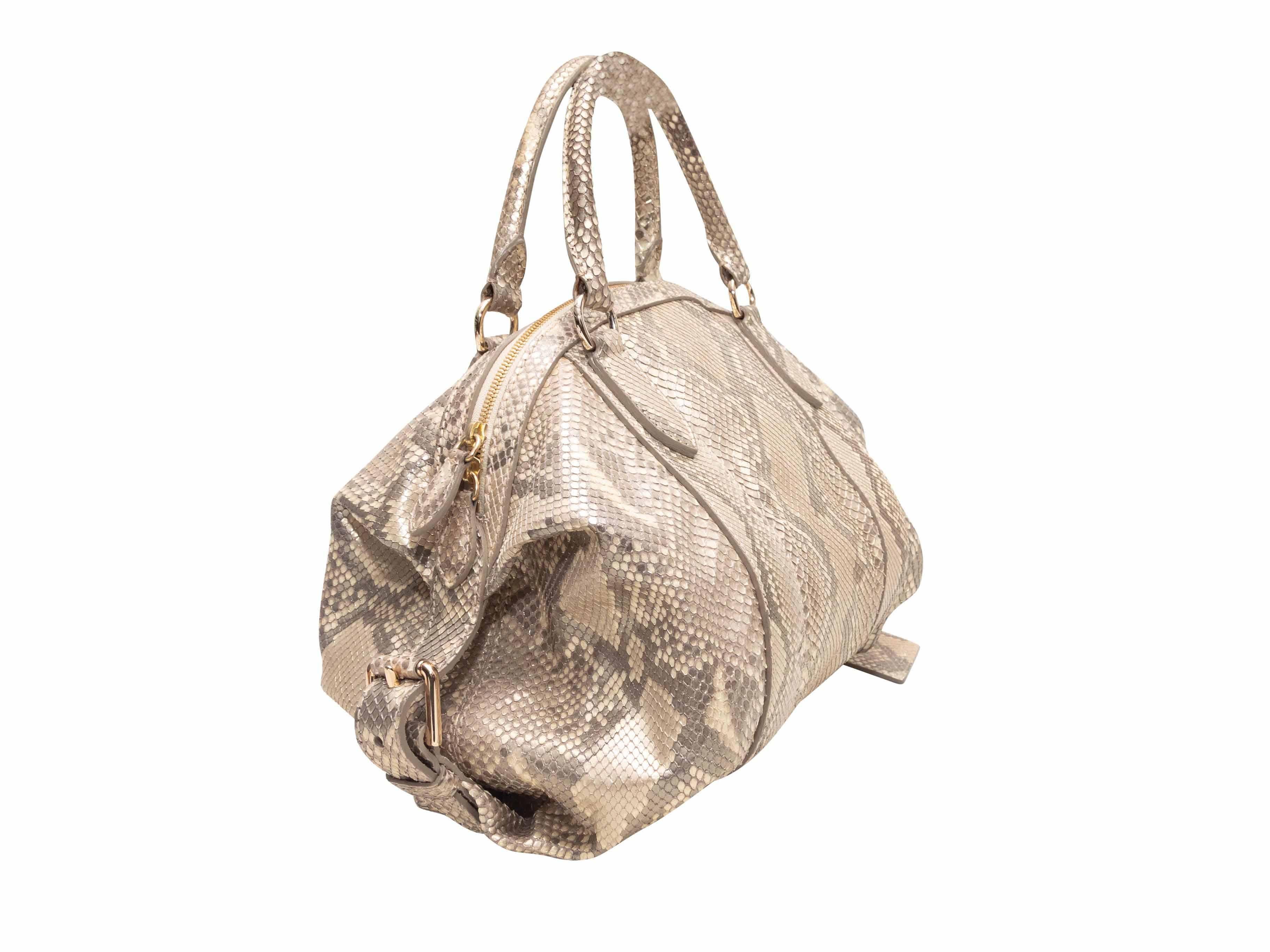 Bolso de asa superior de pitón Ralph Lauren beige. Este bolso tiene un cuerpo de piel de pitón, herrajes dorados, dos asas superiores enrolladas, detalles de hebillas en los laterales y cierre superior de cremallera. 17
