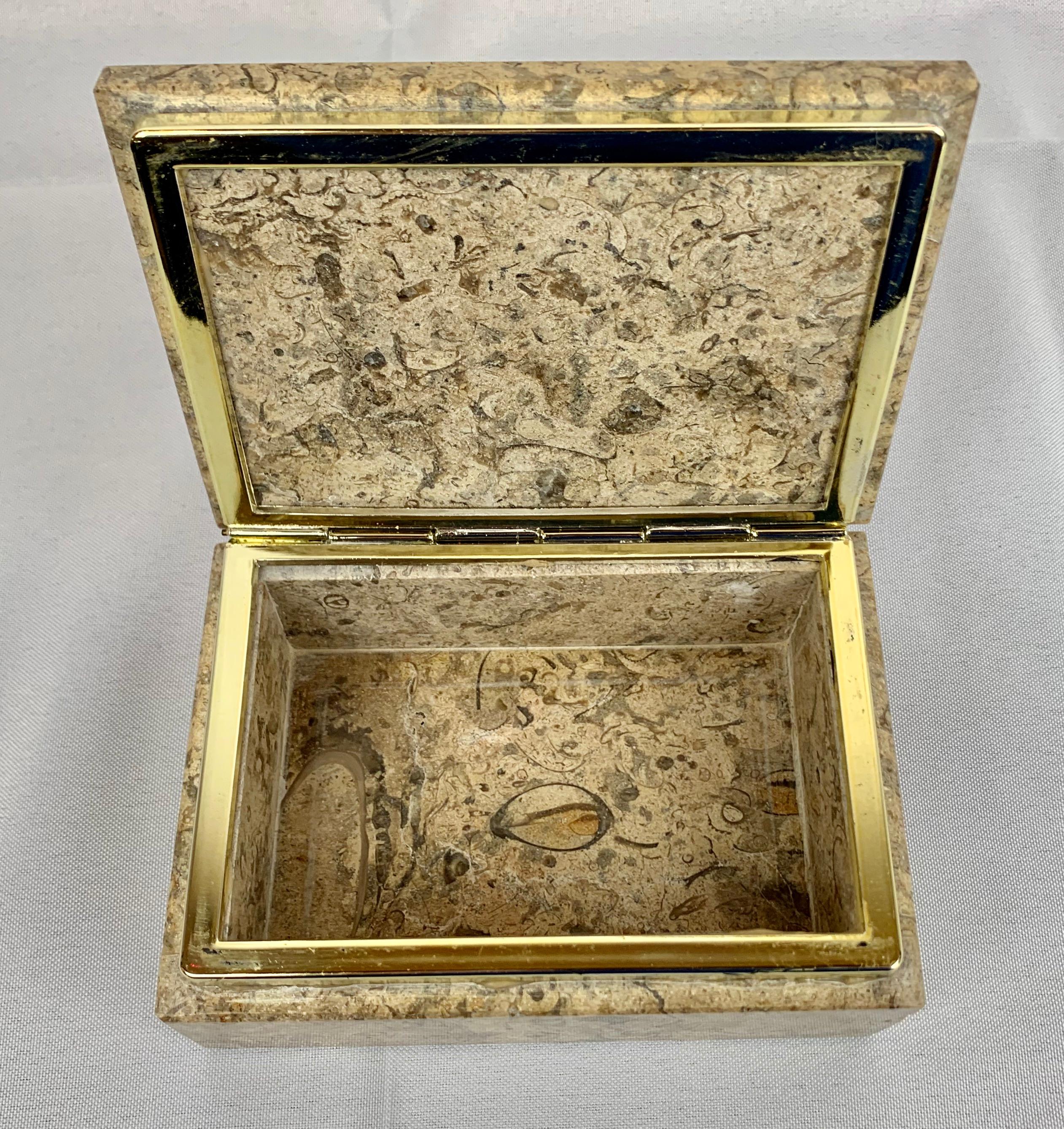 Mid-Century Modern A  Boîte en pierre beige à charnière de forme rectangulaire avec cadre argenté en vente