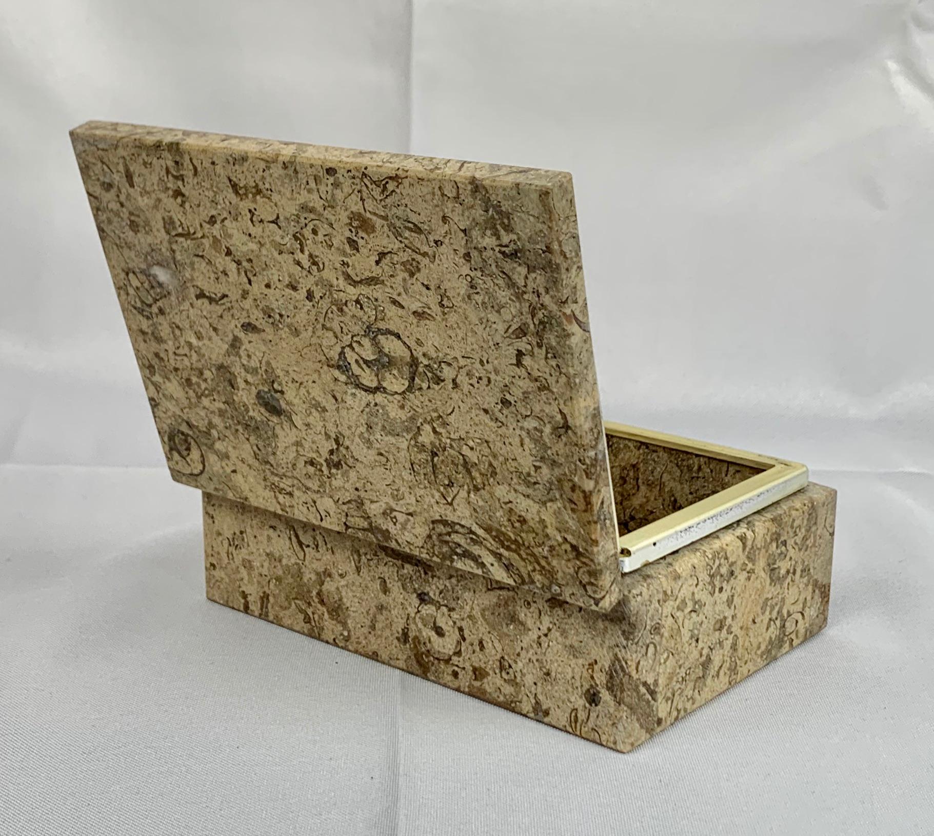Fait main A  Boîte en pierre beige à charnière de forme rectangulaire avec cadre argenté en vente