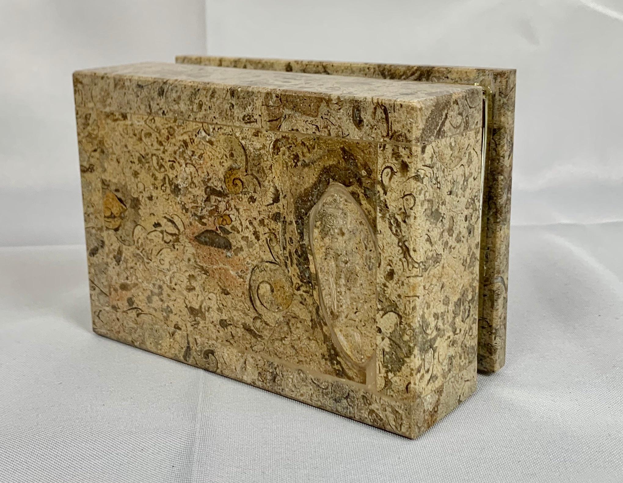 A  Boîte en pierre beige à charnière de forme rectangulaire avec cadre argenté Bon état - En vente à West Palm Beach, FL
