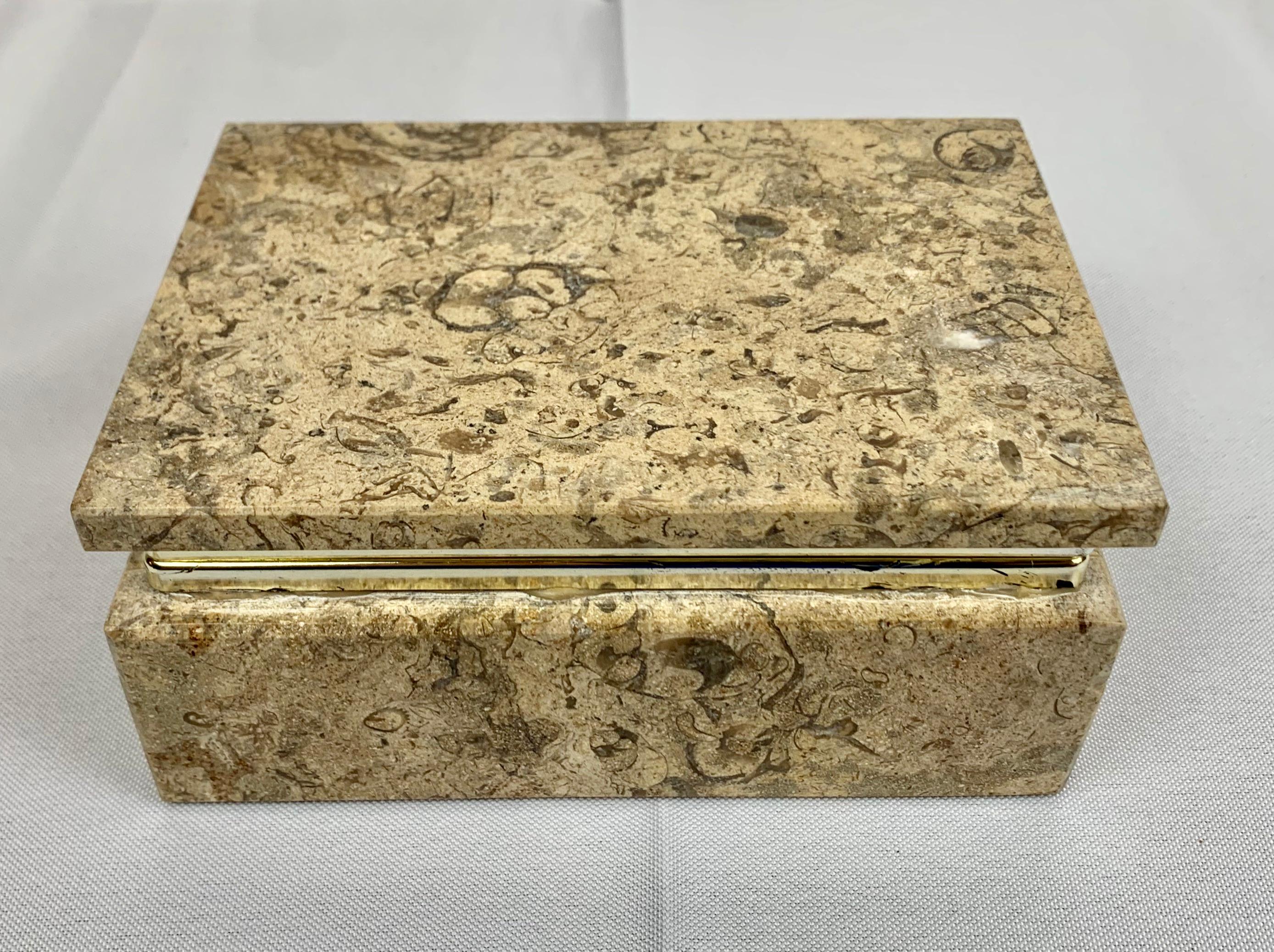 Milieu du XXe siècle A  Boîte en pierre beige à charnière de forme rectangulaire avec cadre argenté en vente