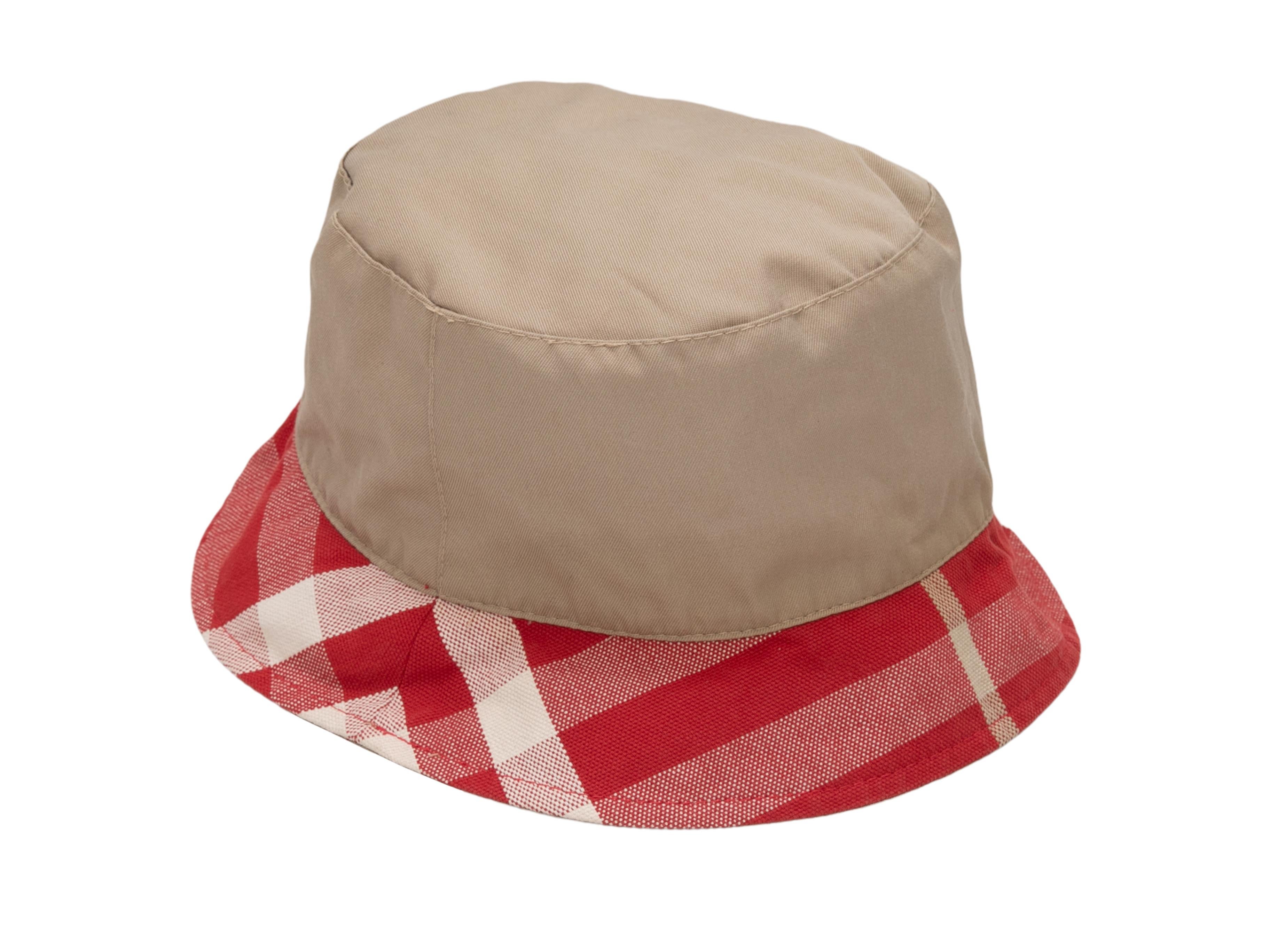 Cappello a secchiello beige e rosso di Burberry. Finitura a quadri Nova Check sull'orlo. Larghezza 3,5
