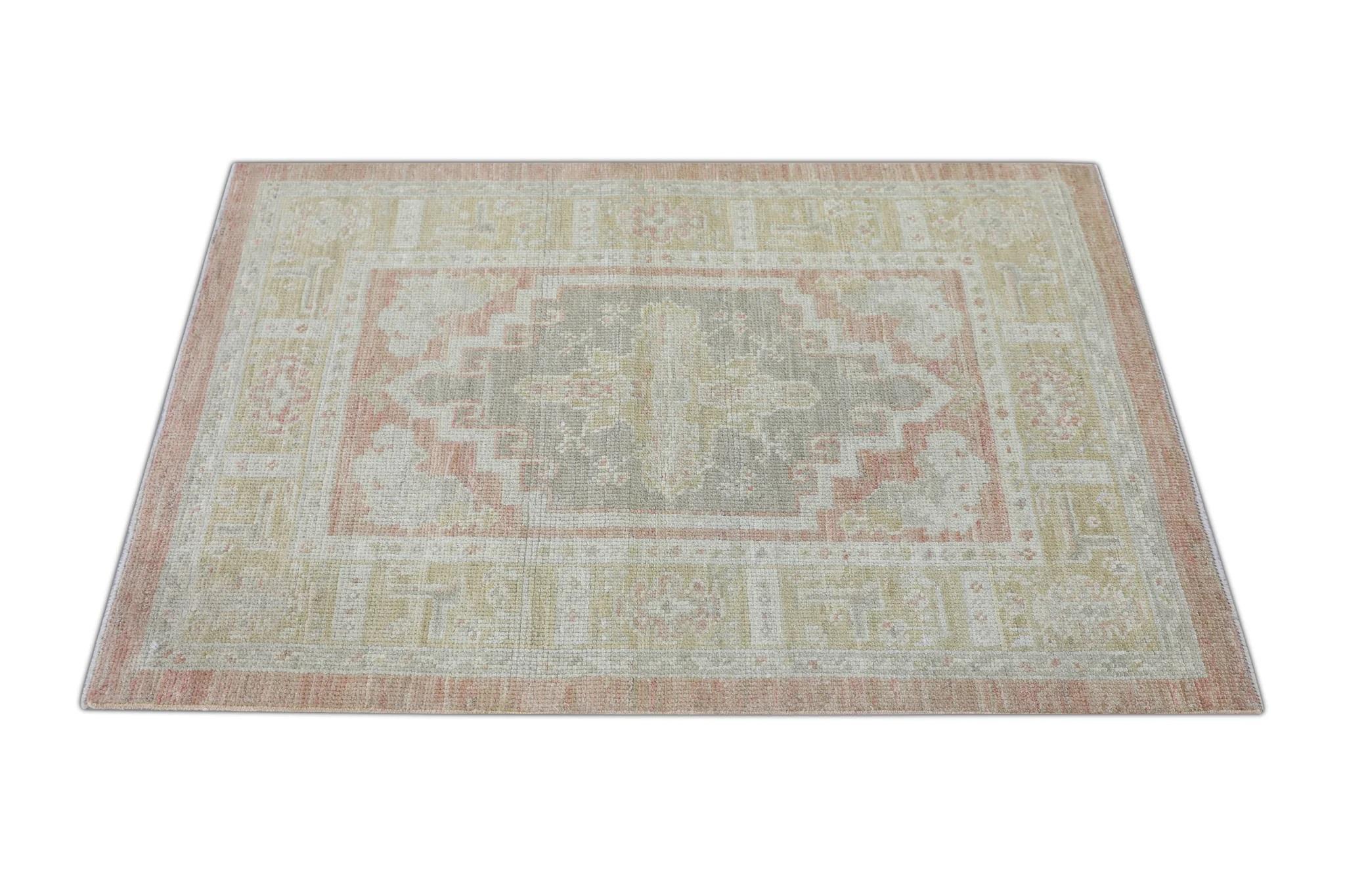 Handgewebter türkischer Oushak-Teppich aus Wolle in Beige & Rot 3' x 4'3