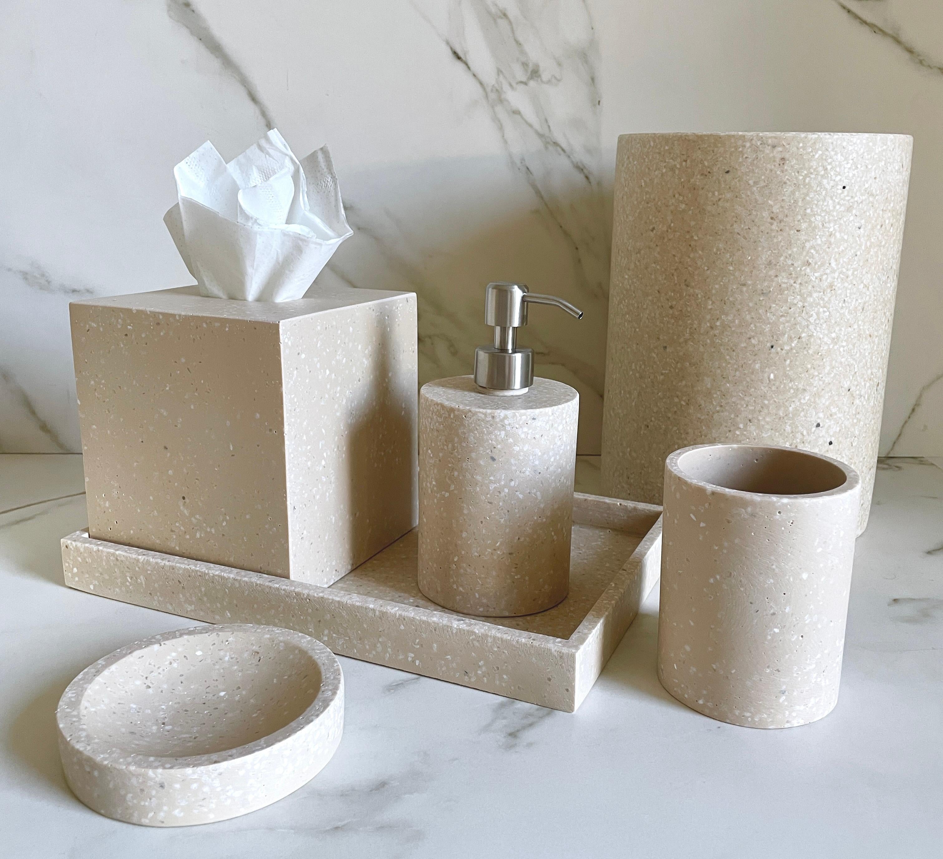 Terrazzo-Badezimmer-Set, handgefertigt aus Harz und Marmor. Dieser einzigartige Materialmix schafft trendige Stücke, die Ihr Bad optisch aufwerten, und das minimalistische Design bringt einen modernen Touch in jeden Raum. Dieses Set enthält alles,