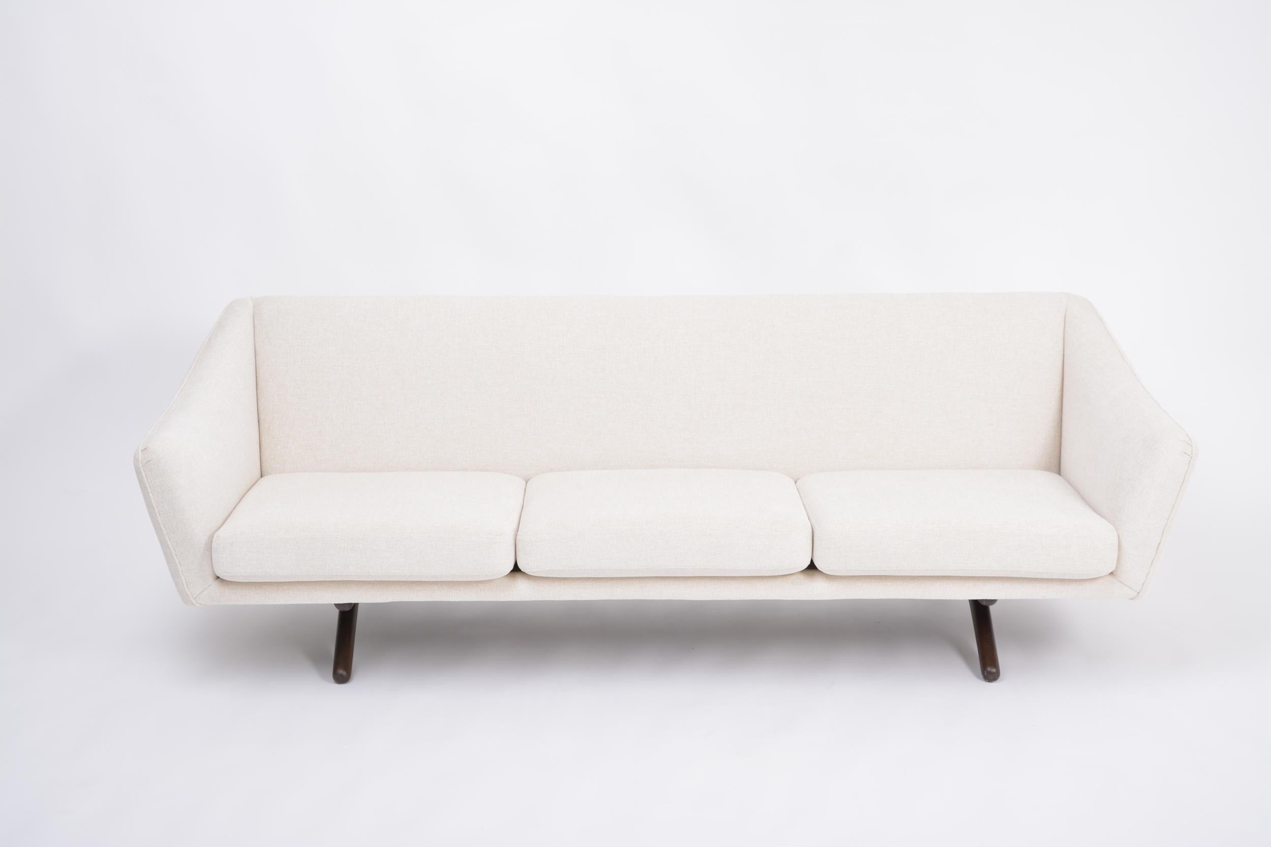 Beige Reupholstered Danish Midcentury Sofa Model ML140 by Illum Wikkelsø In Good Condition In Berlin, DE