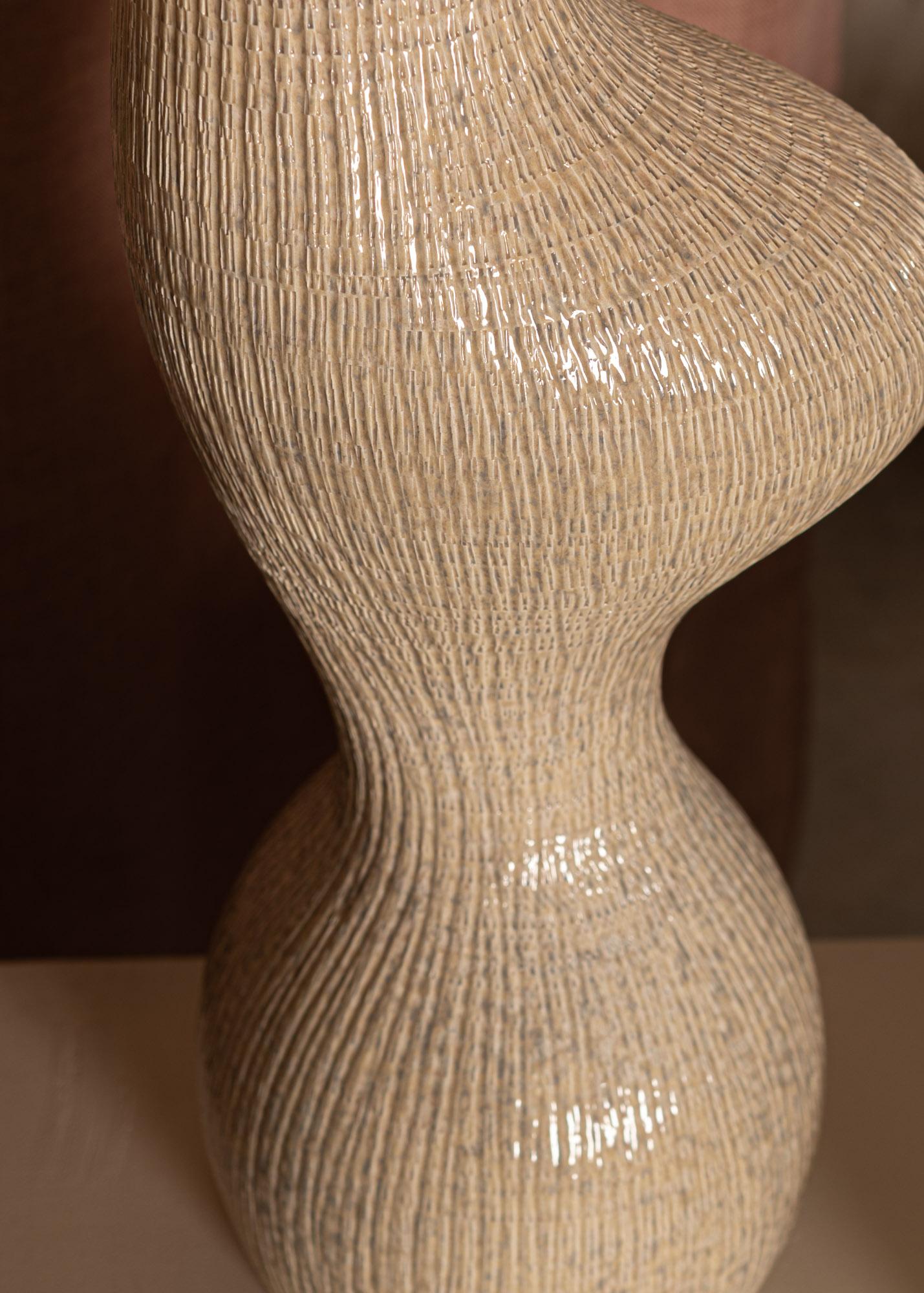 Lámpara de sobremesa Venuso de cerámica acanalada beige de Simone & Marcel Posmoderno en venta