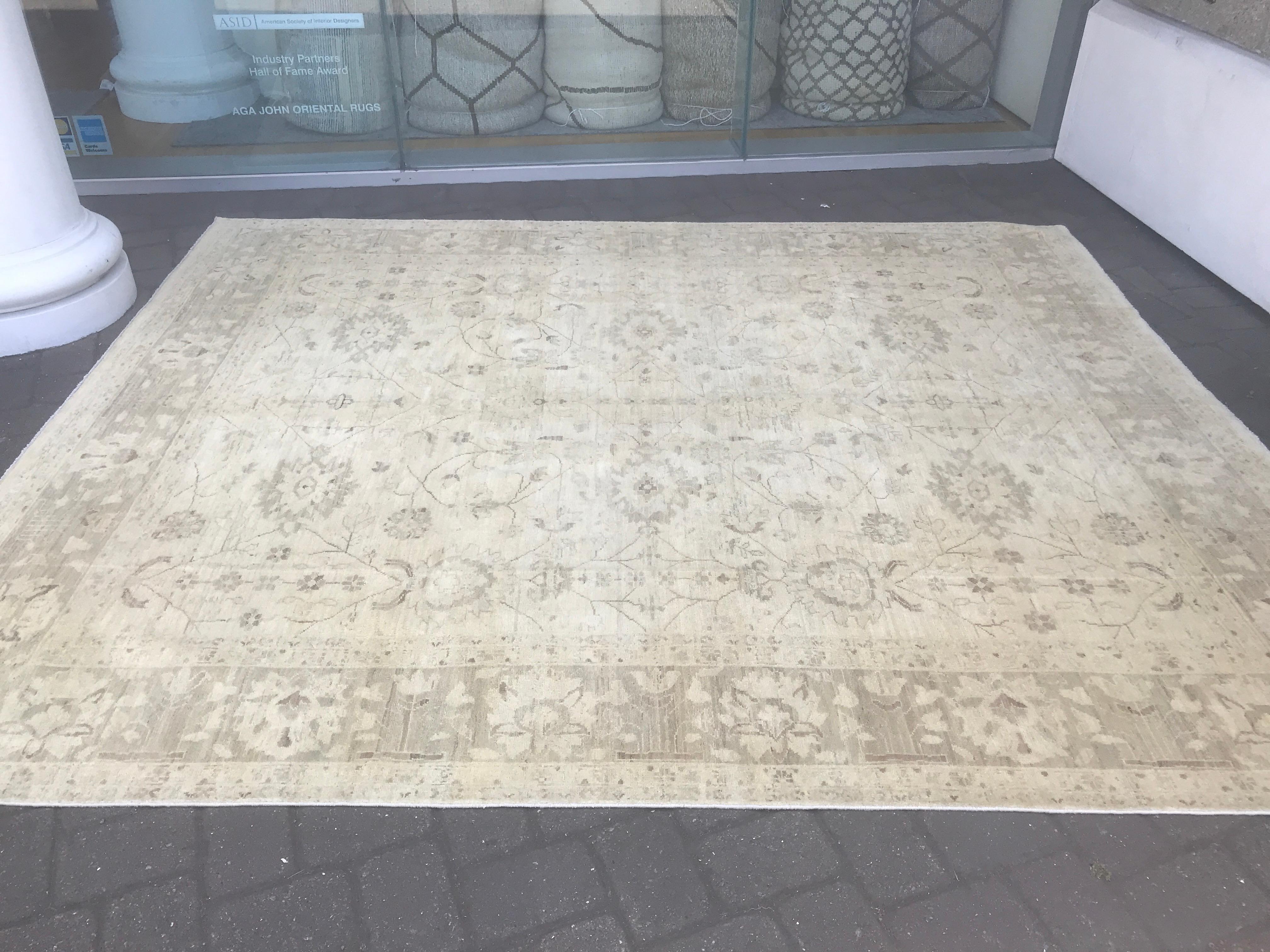Hand-Knotted Beige Rug with Traditional Pakistani Design For Sale