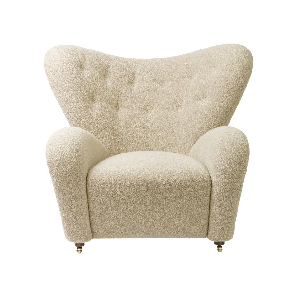 Beige sahco zero the tired man lounge chair by Lassen.
Dimensions: W 102 x D 87 x H 88 cm 
Materials: Sheepskin.

Flemming Lassen designed the overstuffed easy chair, The Tired Man, for The Copenhagen Cabinetmakers’ Guild Competition in 1935. It