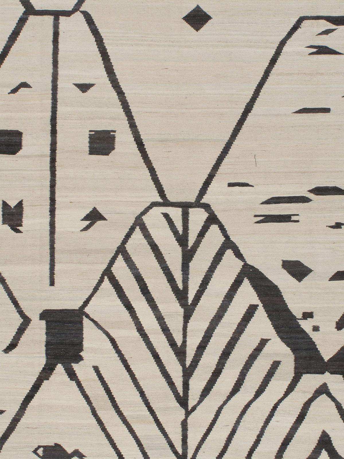 Beigefarbener skandinavischer Flachgewebe-Teppich aus handgewebter Wolle, 14' x 15'. Diese in Indien handgewebten Teppiche mit Flachgewebe wurden nach dem klaren und einfachen Vorbild schwedischer Designs gestaltet, um einen Teppich zu schaffen, der