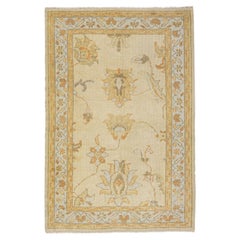 Tapis turc Oushak en laine beige, fabriqué à la main avec un motif floral