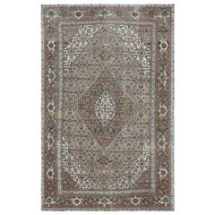 Orientalischer Teppich mit Mahi-Medaillon aus altem persischem Täbris in Beige im Shabby Chic-Stil