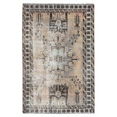 Tapis persan Shiraz vintage noué à la main en laine beige, tondu à bascule et vieilli, noué à la main