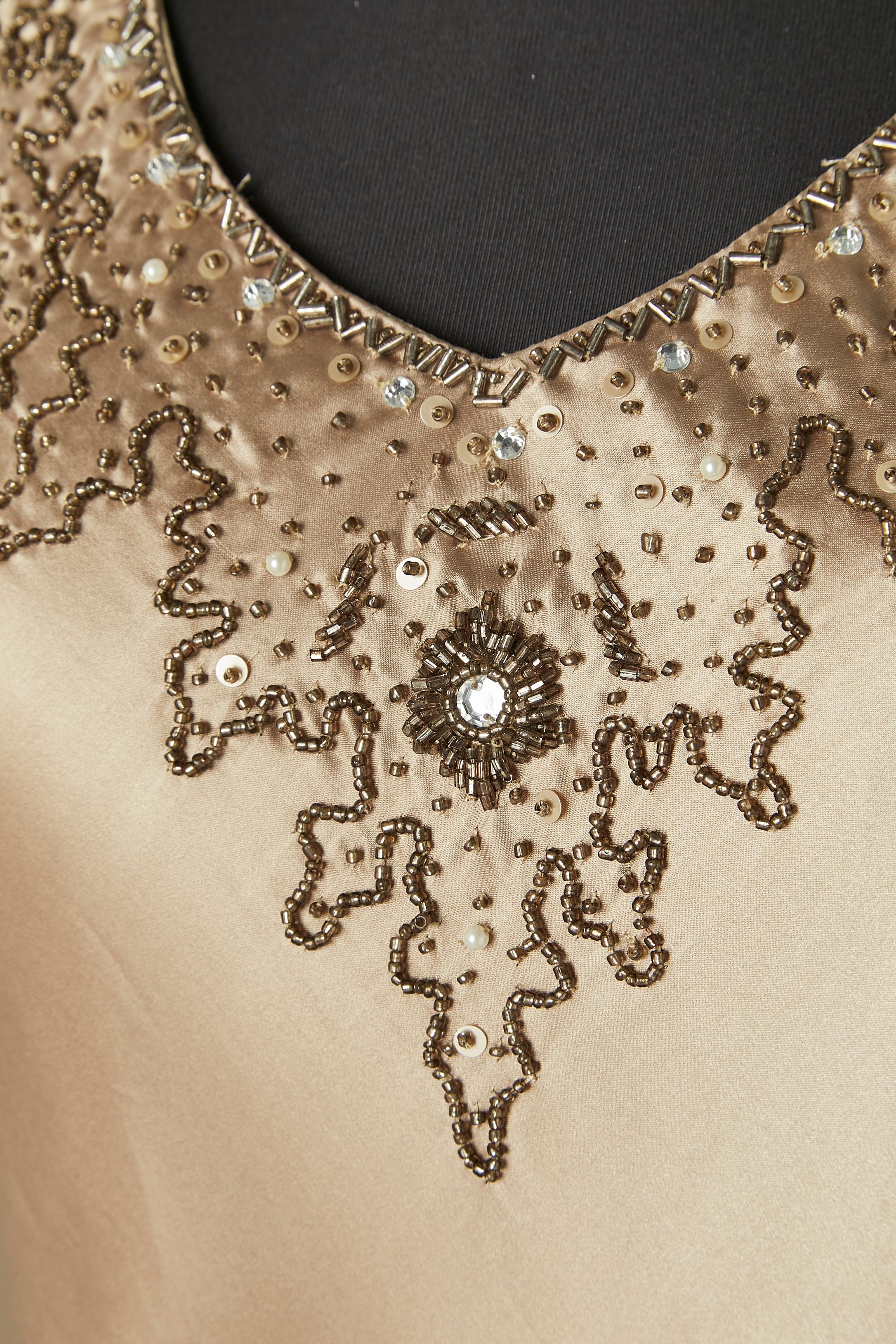 Beigefarbenes Cocktailkleid aus Seide mit Perlen (Perlen, Strass und Pailletten). Zusammensetzung des Futters: 100% Polyester.
Dünn gepolsterter BH. Unsichtbarer Reißverschluss auf der linken Seite + Haken & Ösen. 
NEU MIT TAG
GRÖSSE 46 (It) 42 (Fr)