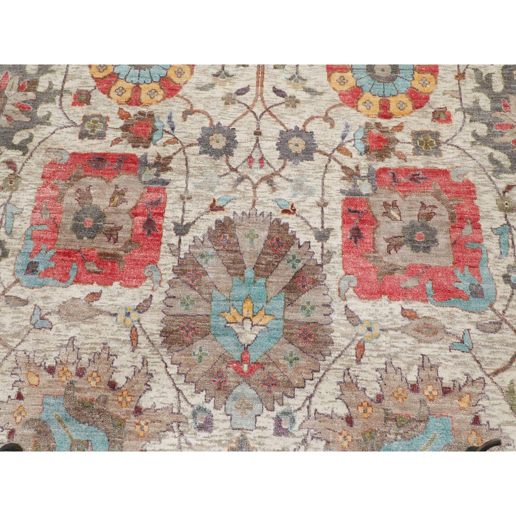 Tappeto orientale rotondo beige in seta con lana strutturata Tabriz annodato a mano 10' x 10' in vendita 2