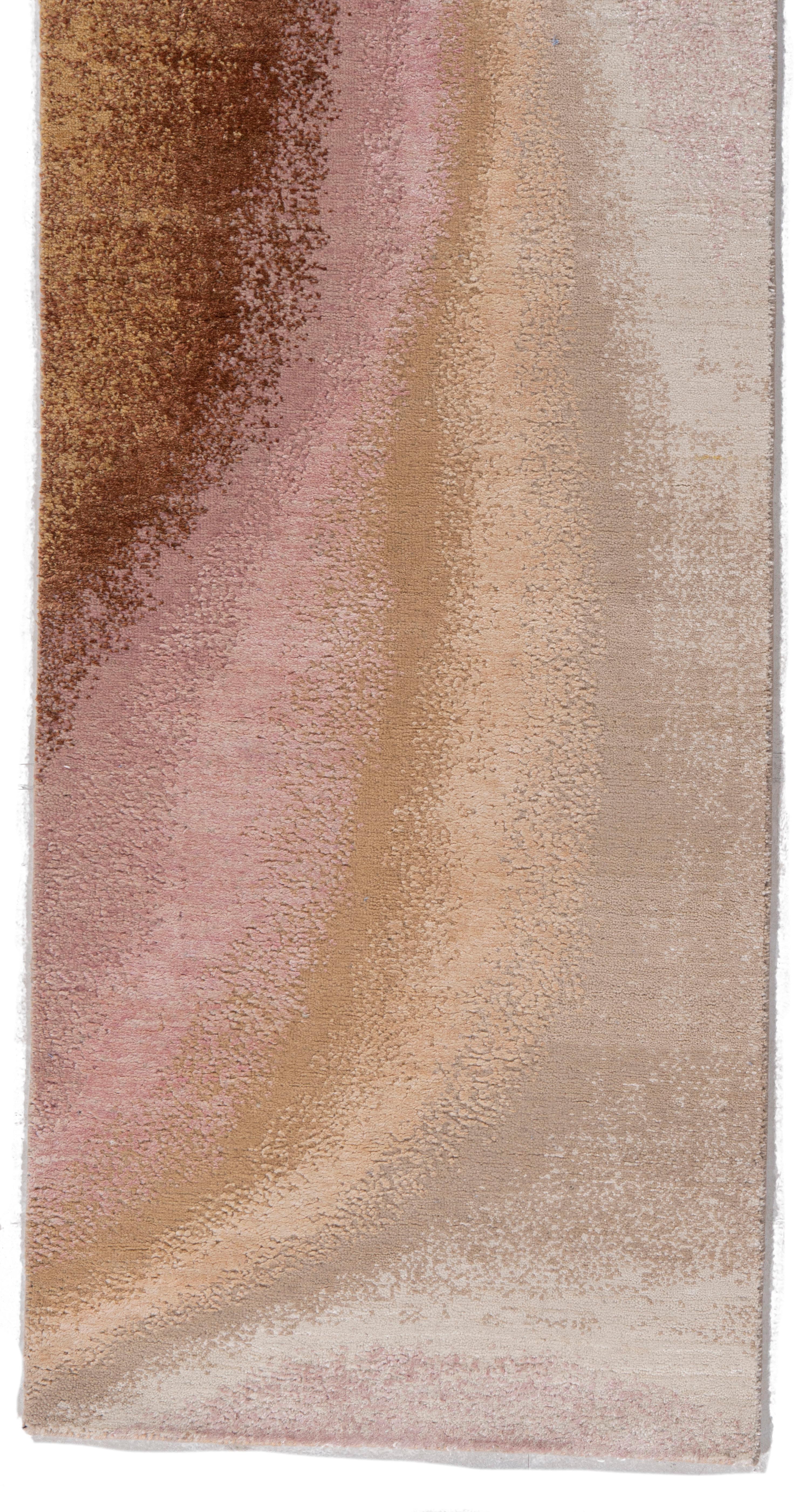 Runner 2'3 X 12 Beige in lana e seta annodato a mano. Un meraviglioso runner moderno in lana e seta annodato a mano. Colori: beige/crema/oro/marroni.