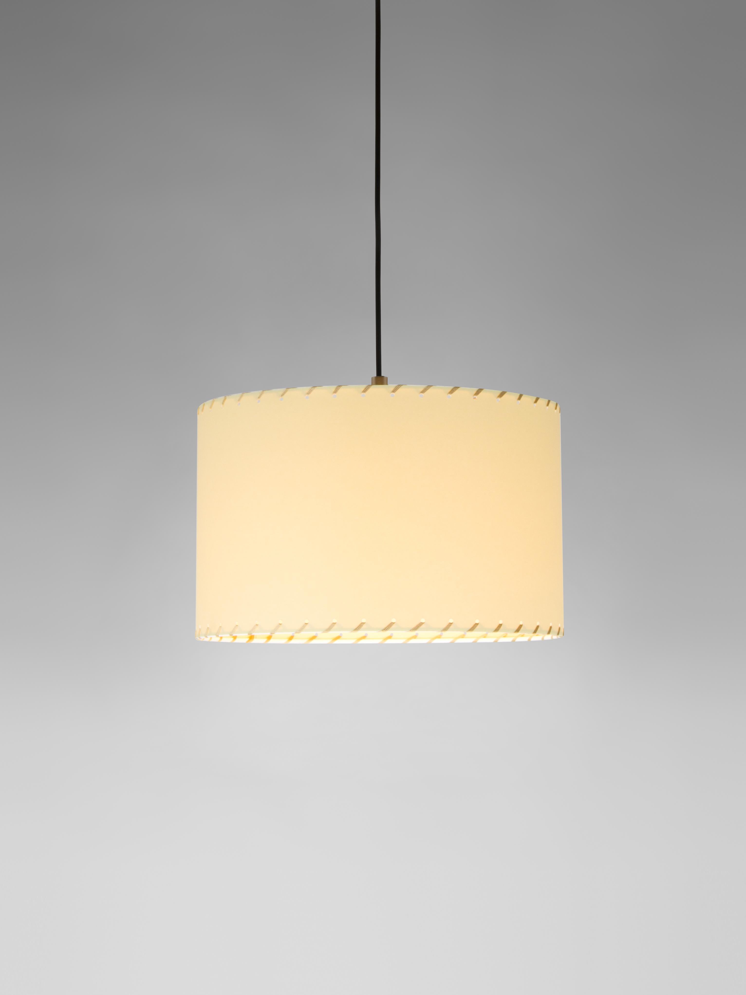 Beige Sísísí Cilíndricas PT2 pendant lamp by Santa & Cole
Dimensions: D 27 x H 17 cm
Materials: Metal, stitched parchment.
Available in stitched beige parchment or natural ribbon.

Cylindrical in shape, there are two sizes: the PT2 being the
